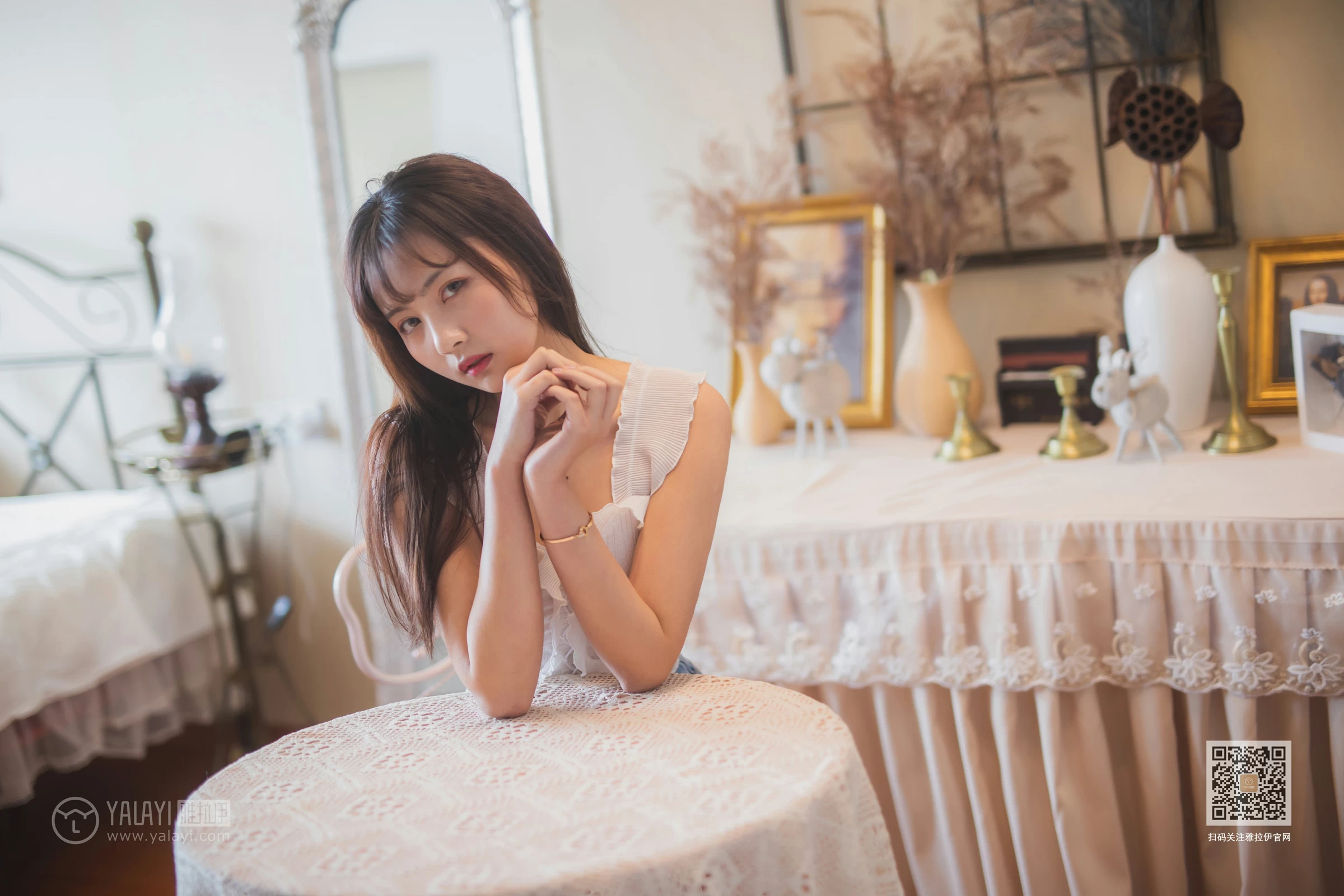 [YALAYI雅拉伊]NO.627 《试衣间》 唐芯 白色蕾丝背心加牛仔热裤性感私房写真集第9张