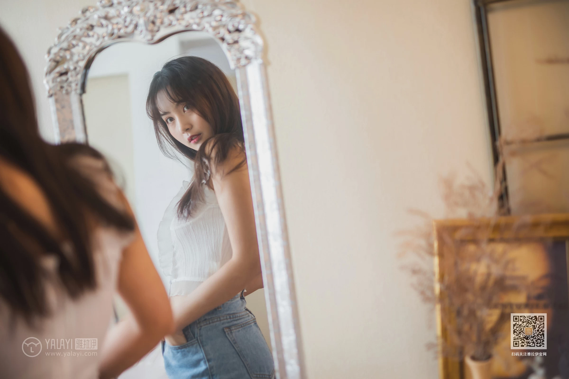 [YALAYI雅拉伊]NO.627 《试衣间》 唐芯 白色蕾丝背心加牛仔热裤性感私房写真集第11张