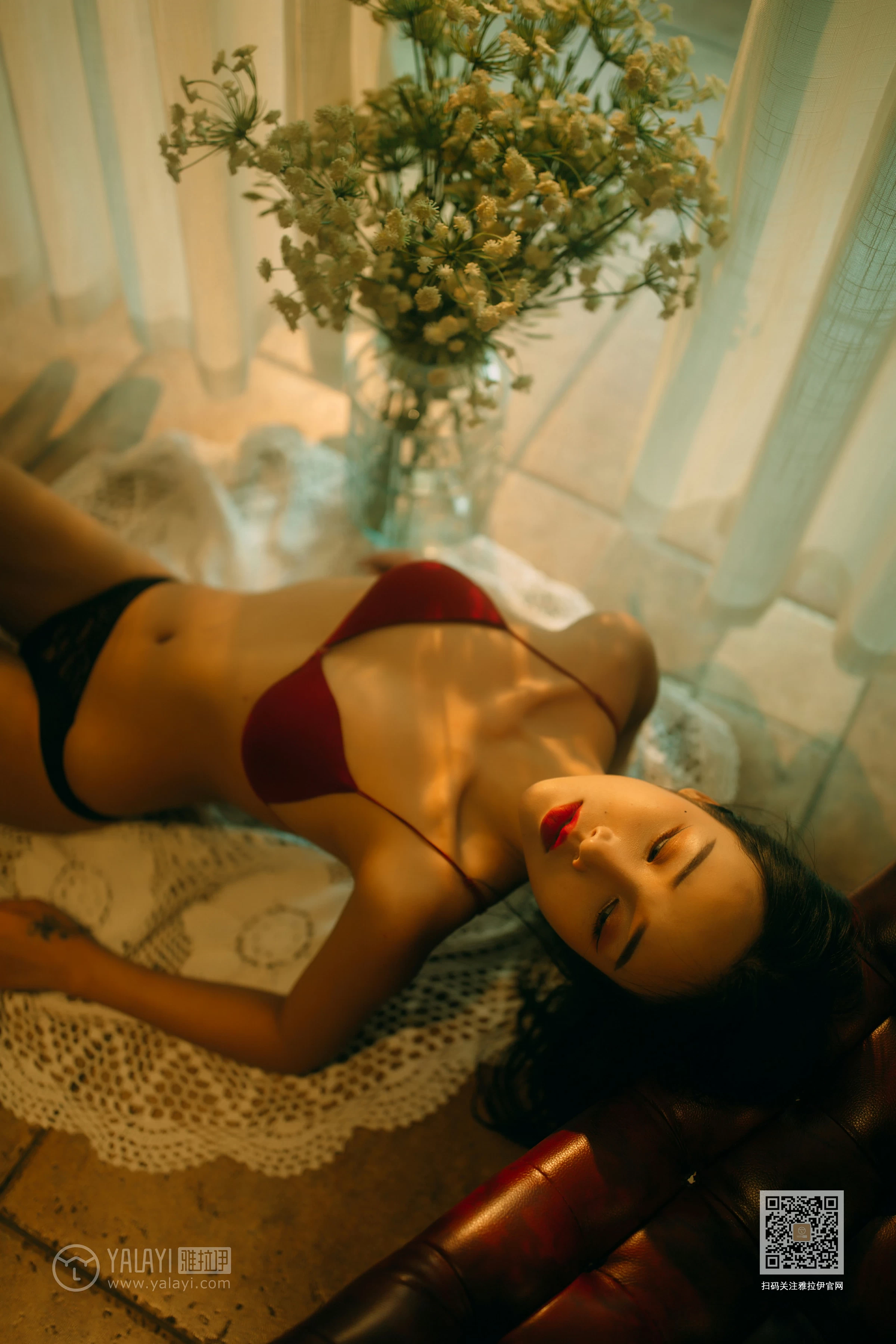 [YALAYI雅拉伊]NO.630 《华灯初上》 优优 白色透视衬衫加红色内衣性感私房写真集第15张