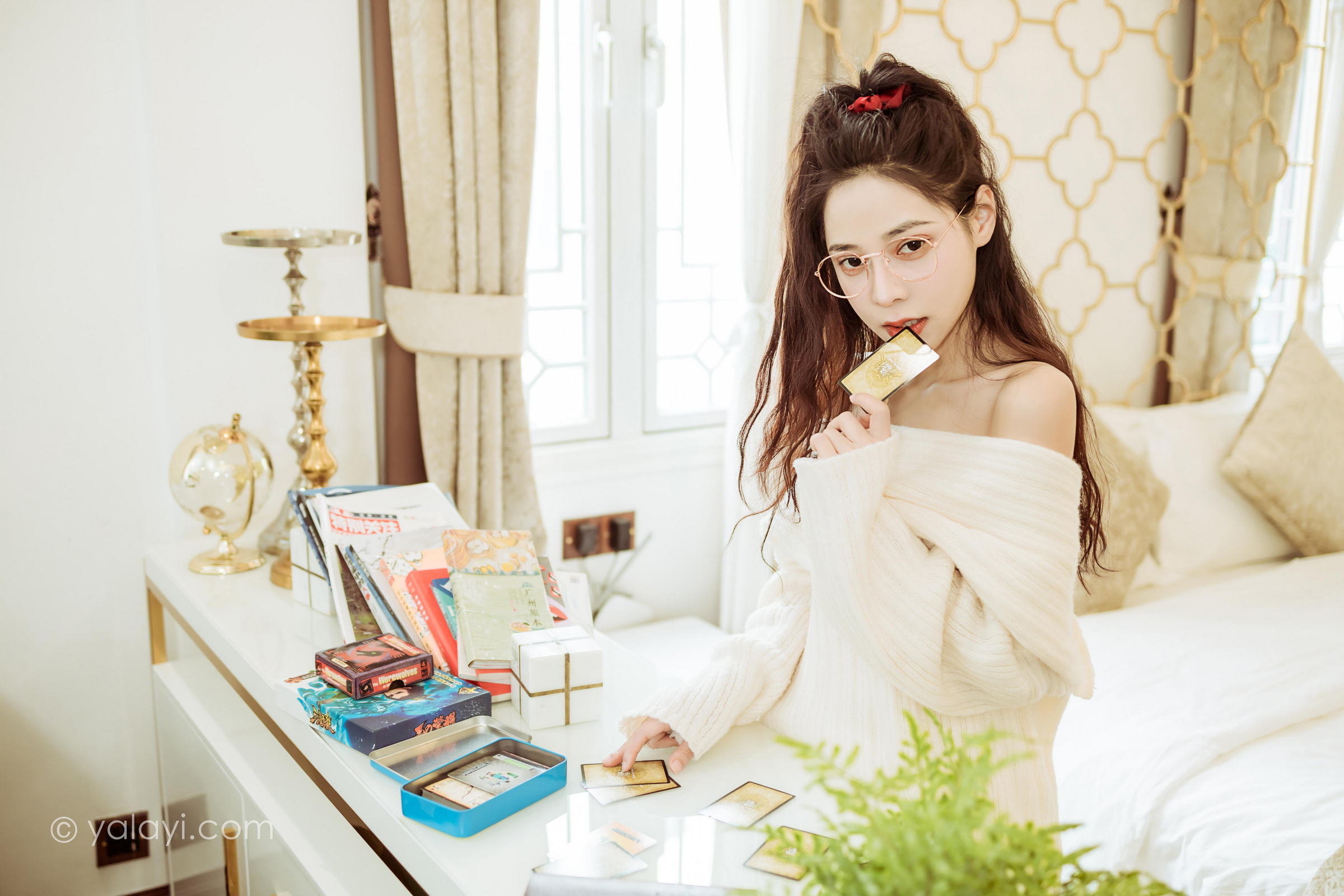 [YALAYI雅拉伊]2022.02.22 女友来探班 诗咏 白色抹胸上衣加白色长筒靴性感私房写真集第12张