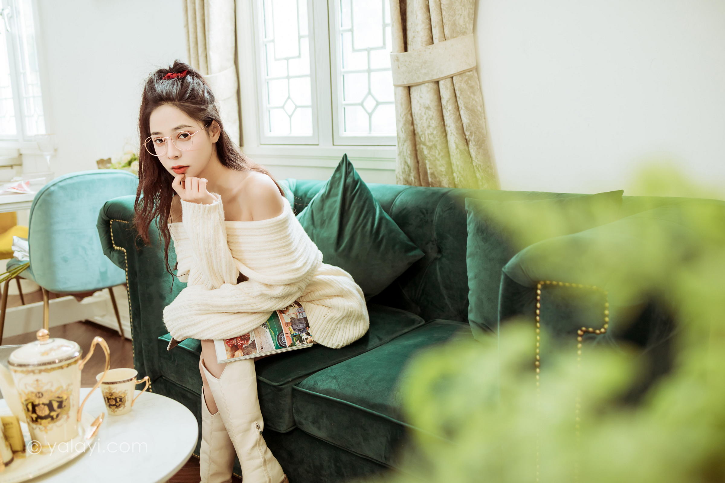 [YALAYI雅拉伊]2022.02.22 女友来探班 诗咏 白色抹胸上衣加白色长筒靴性感私房写真集第8张