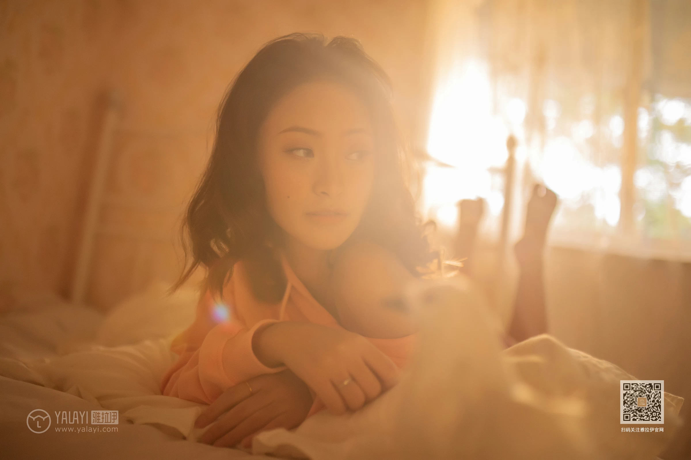 [YALAYI雅拉伊]NO.639 《慵懒小女人》 丁媛 红色卫衣居家性感私房写真集第4张