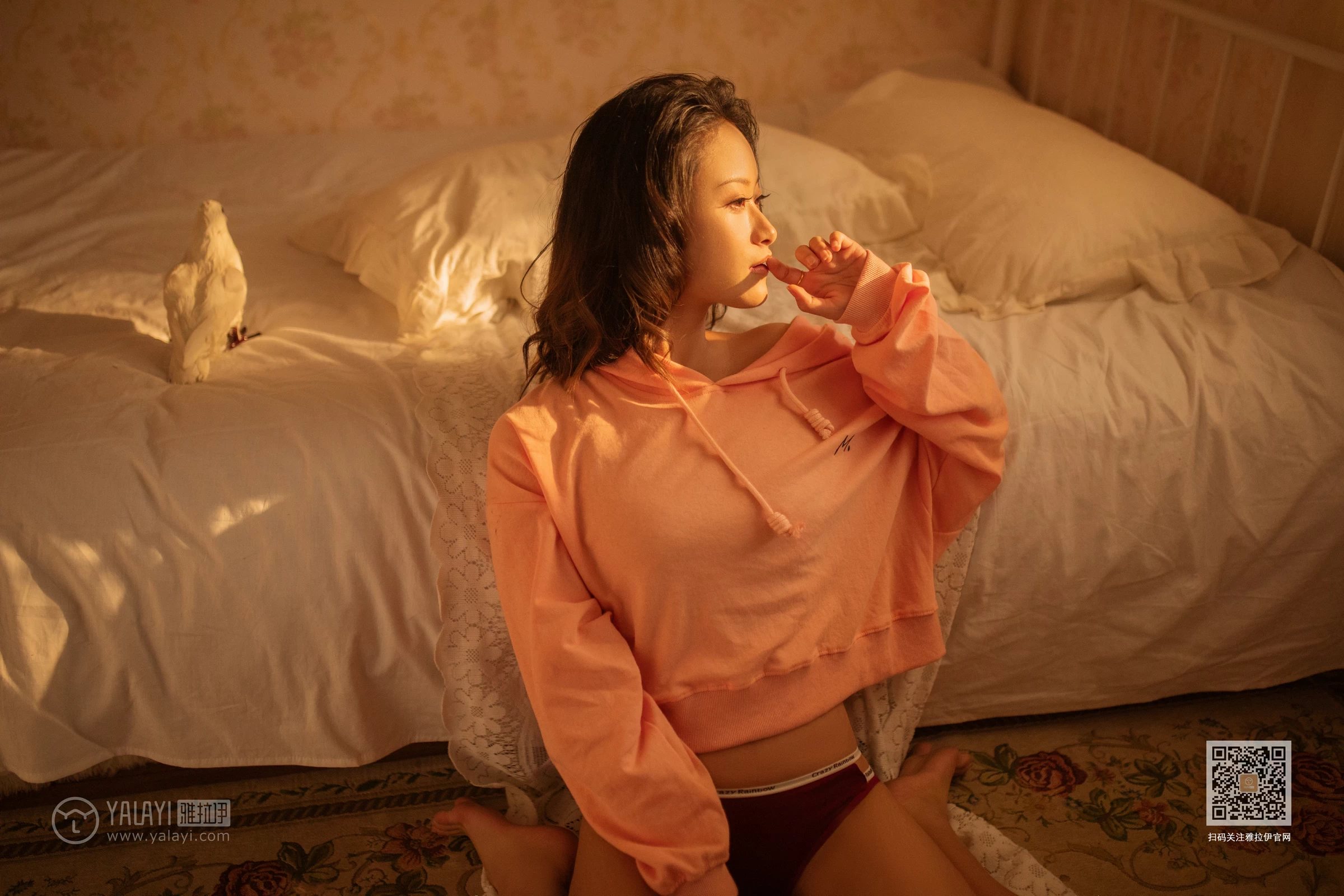 [YALAYI雅拉伊]NO.639 《慵懒小女人》 丁媛 红色卫衣居家性感私房写真集第5张