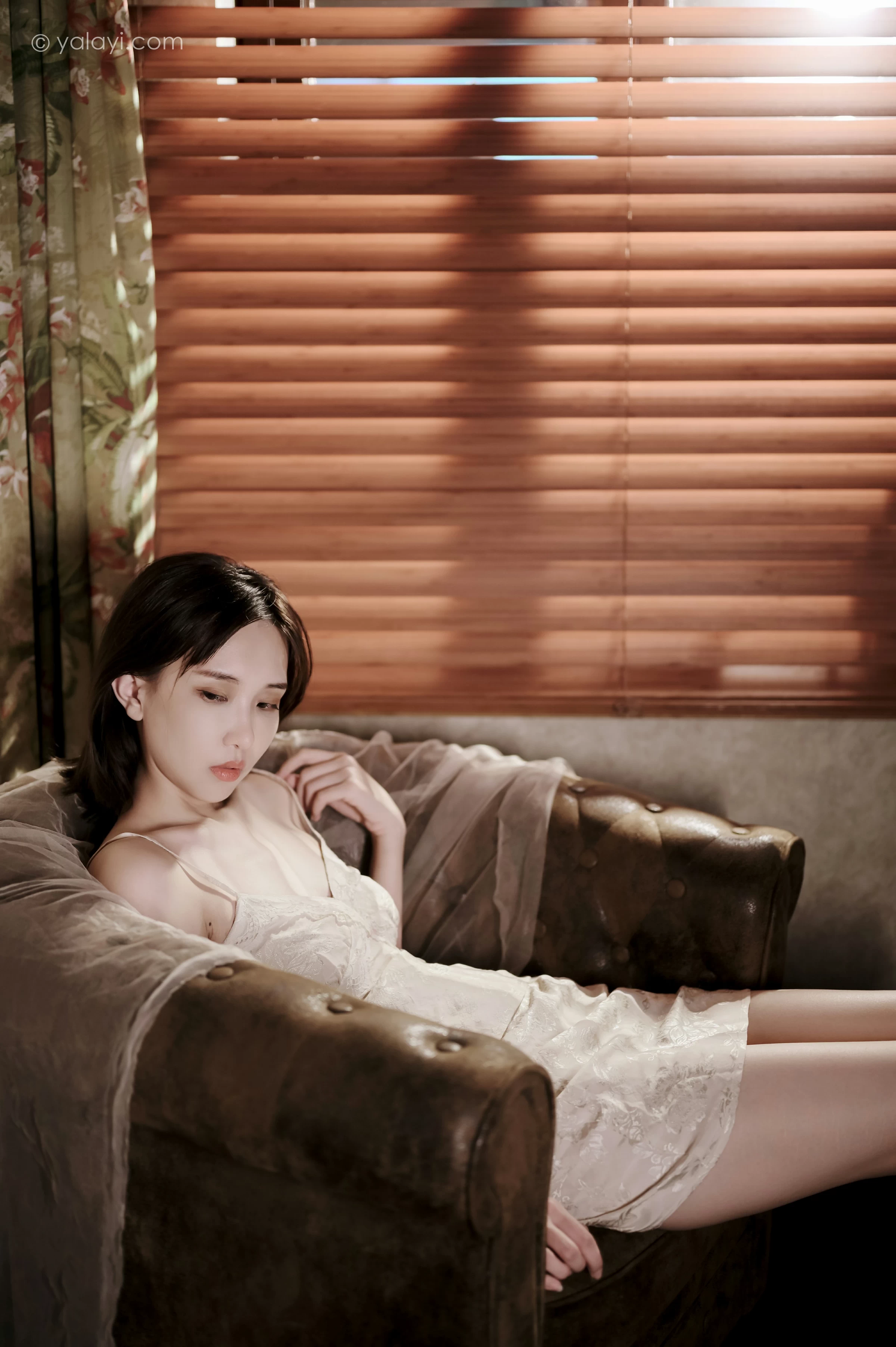 [YALAYI雅拉伊]NO.699 《长相思》 妍妍 白色吊带连衣裙居家私房写真集第5张