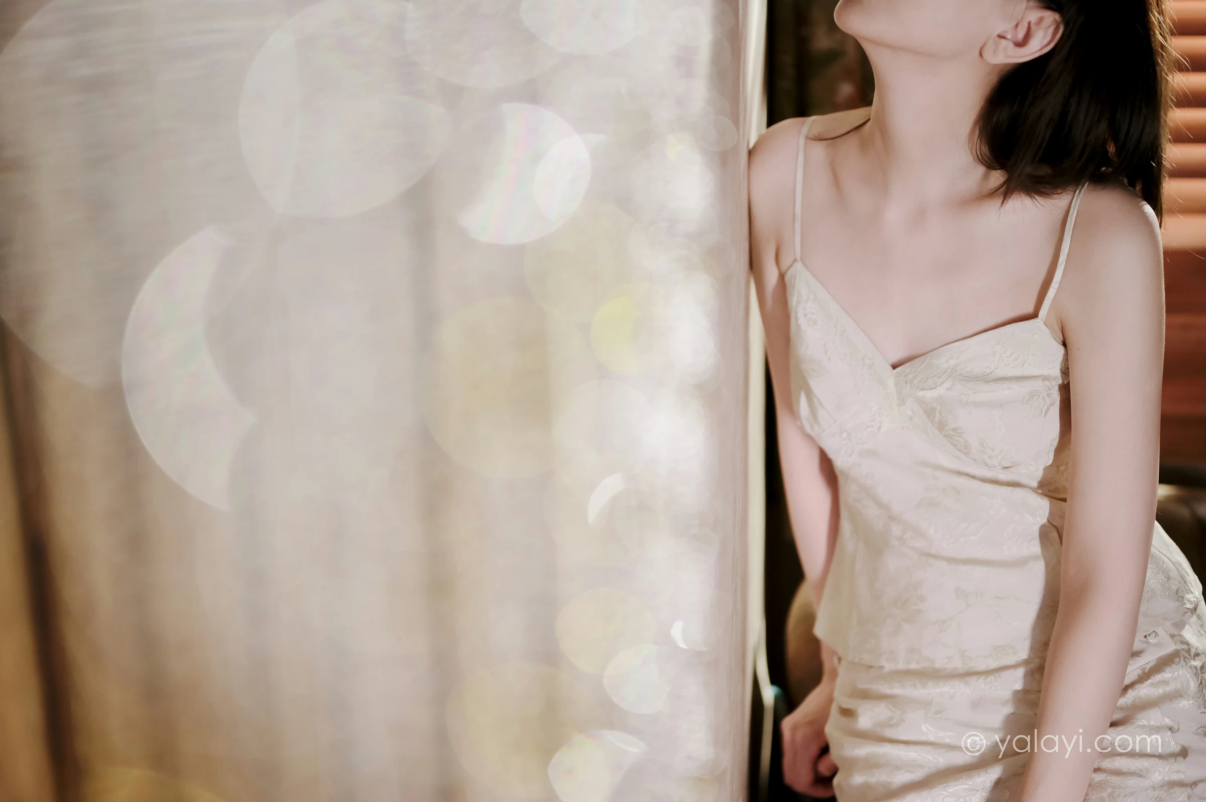 [YALAYI雅拉伊]NO.699 《长相思》 妍妍 白色吊带连衣裙居家私房写真集第6张