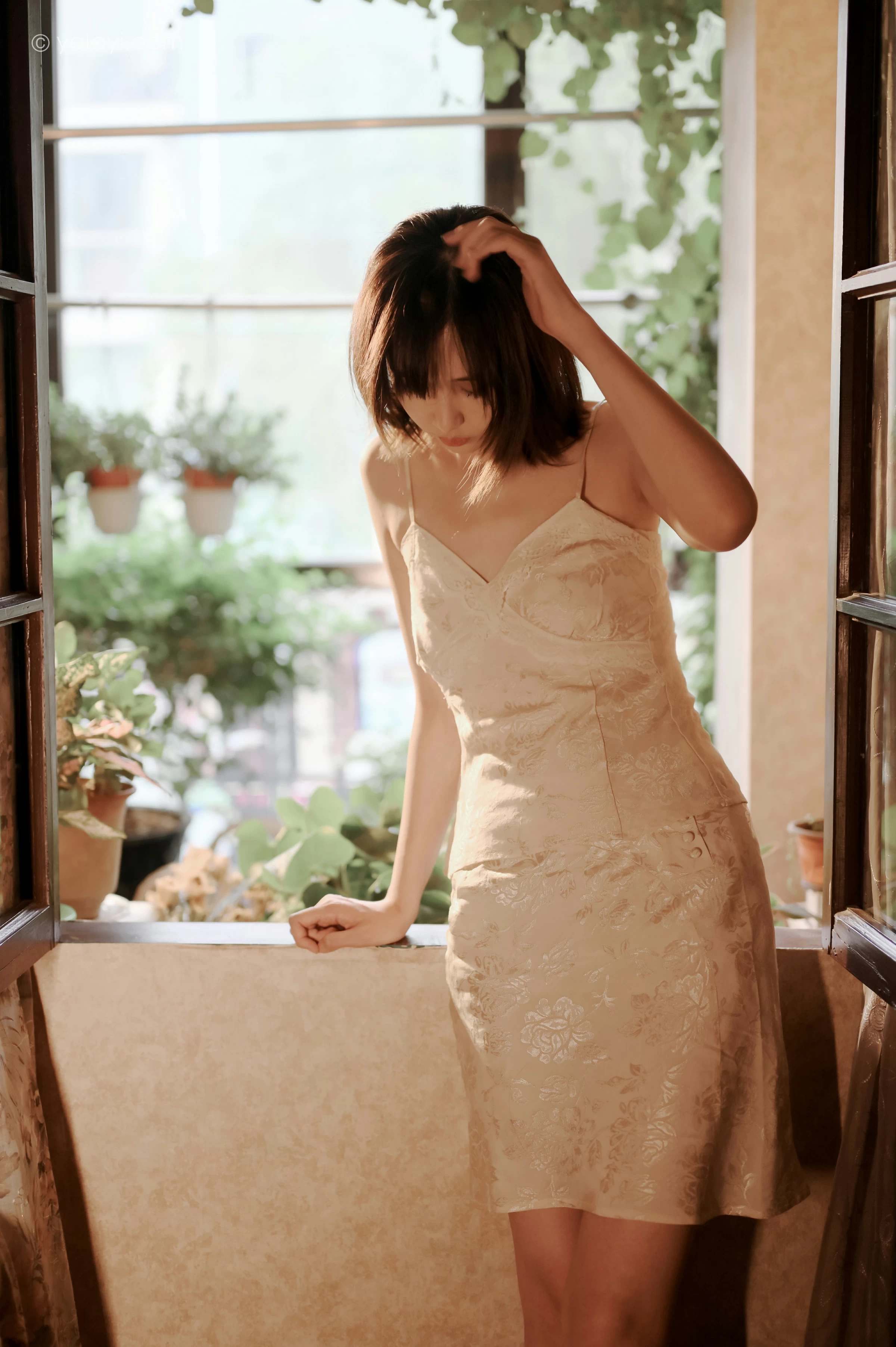 [YALAYI雅拉伊]NO.699 《长相思》 妍妍 白色吊带连衣裙居家私房写真集第9张