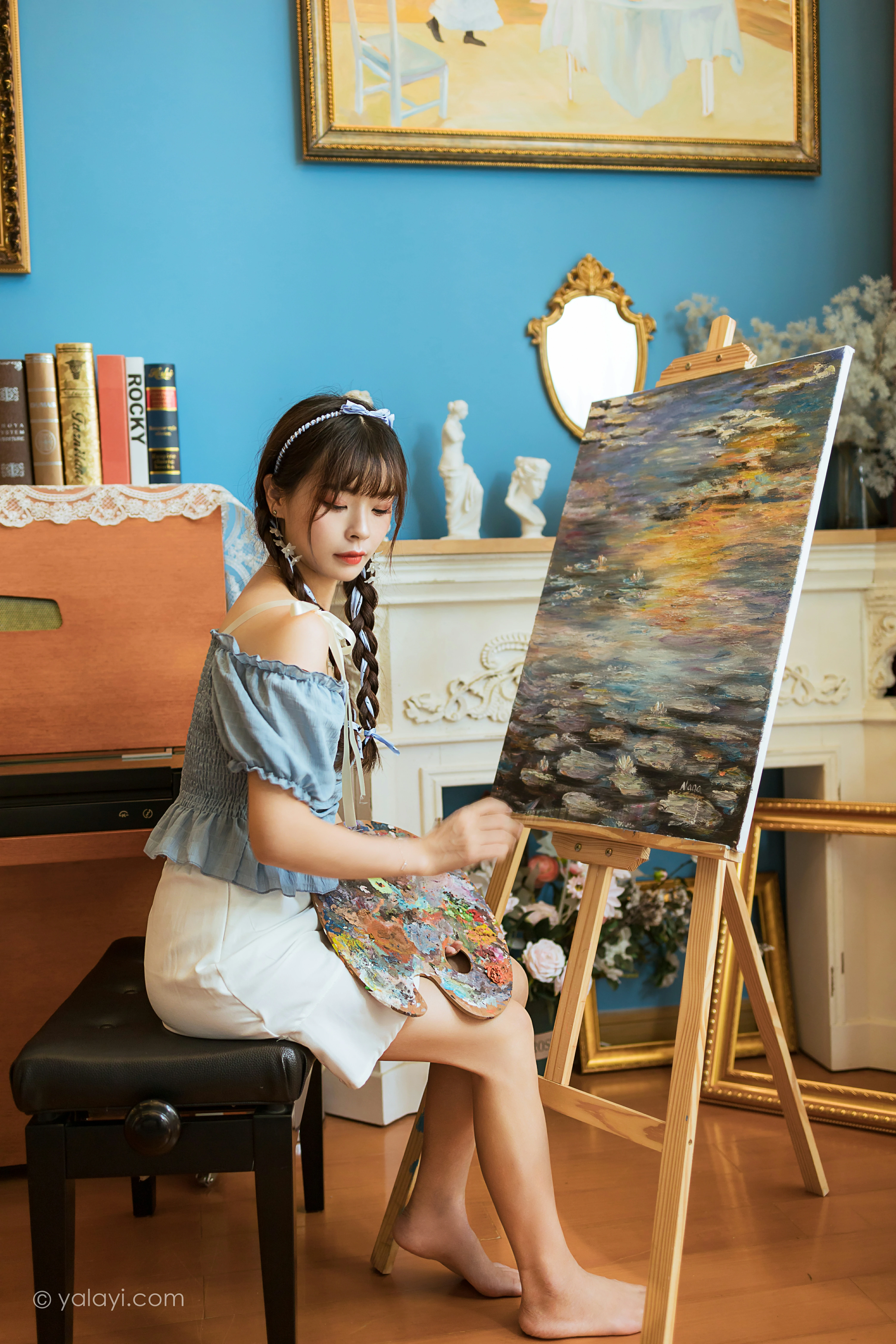 [YALAYI雅拉伊]NO.850 灵魂画师 程小蝶 蓝色抹胸上衣加白色短裙清纯可爱写真集第7张