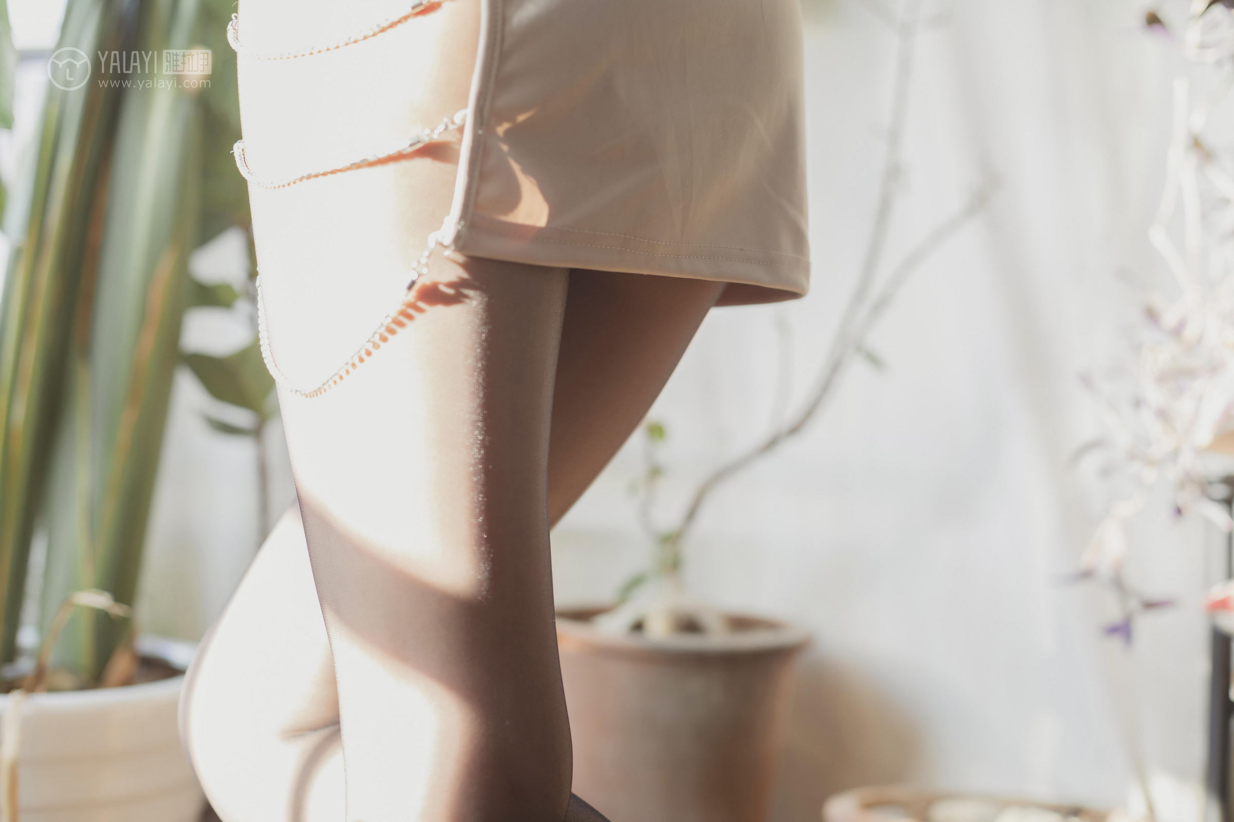 [YALAYI雅拉伊]2022.08.01 香蜜 凉儿 米色吊带祼背小礼裙加黑丝美腿性感私房写真集第8张