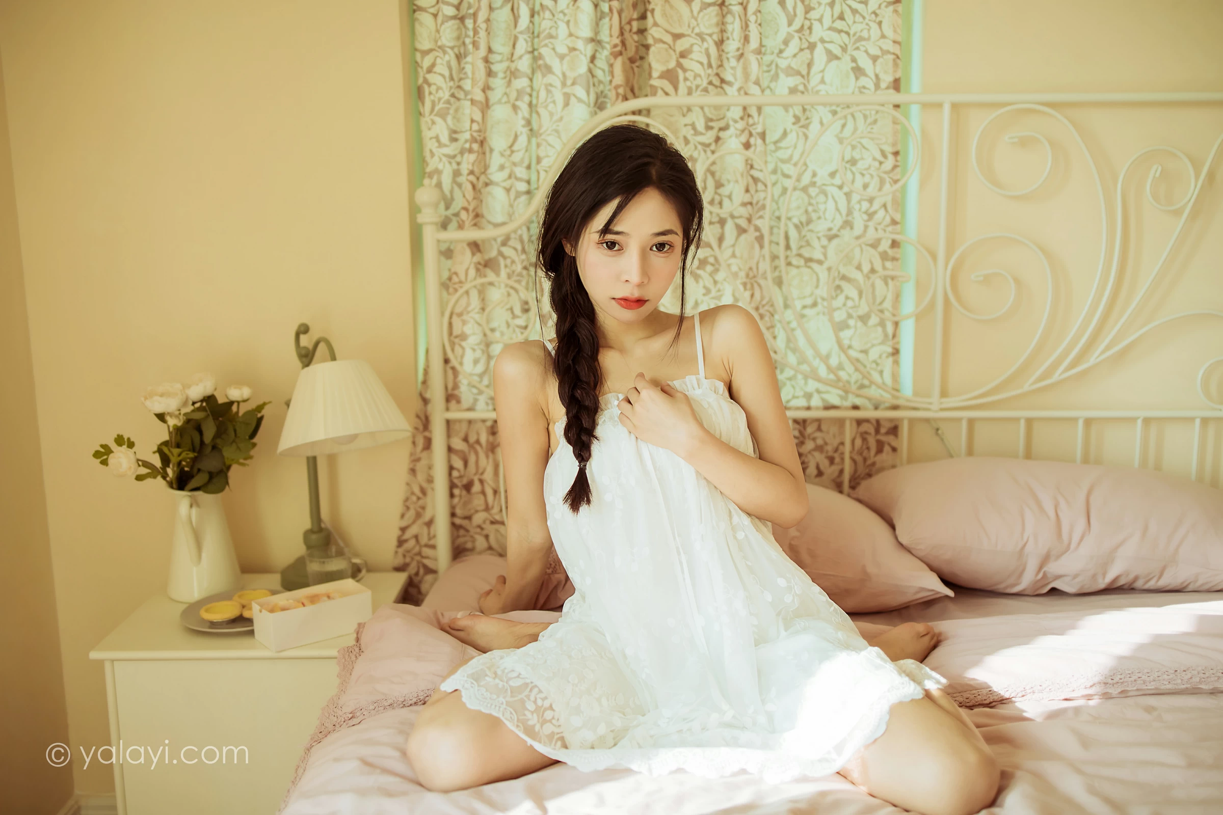 [YALAYI雅拉伊]2022.01.21 有一点生气 诗咏 白色吊带连衣裙性感写真集第2张