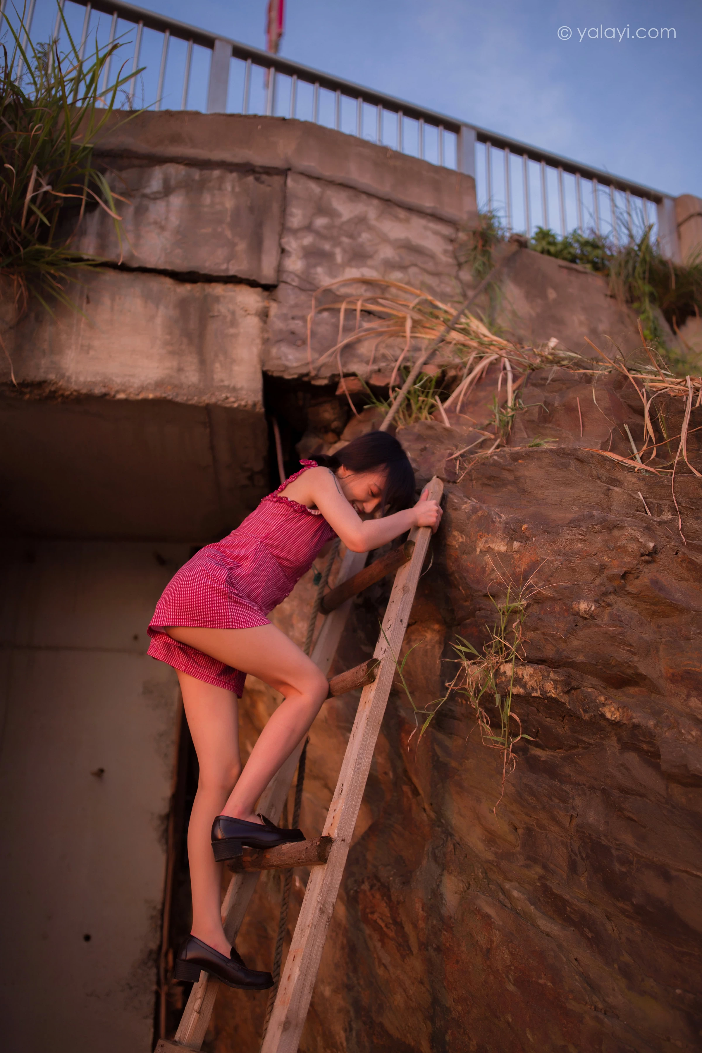 [YALAYI雅拉伊]NO.700 《杨柳岸》 周周 红色吊带连衣裙写真第4张