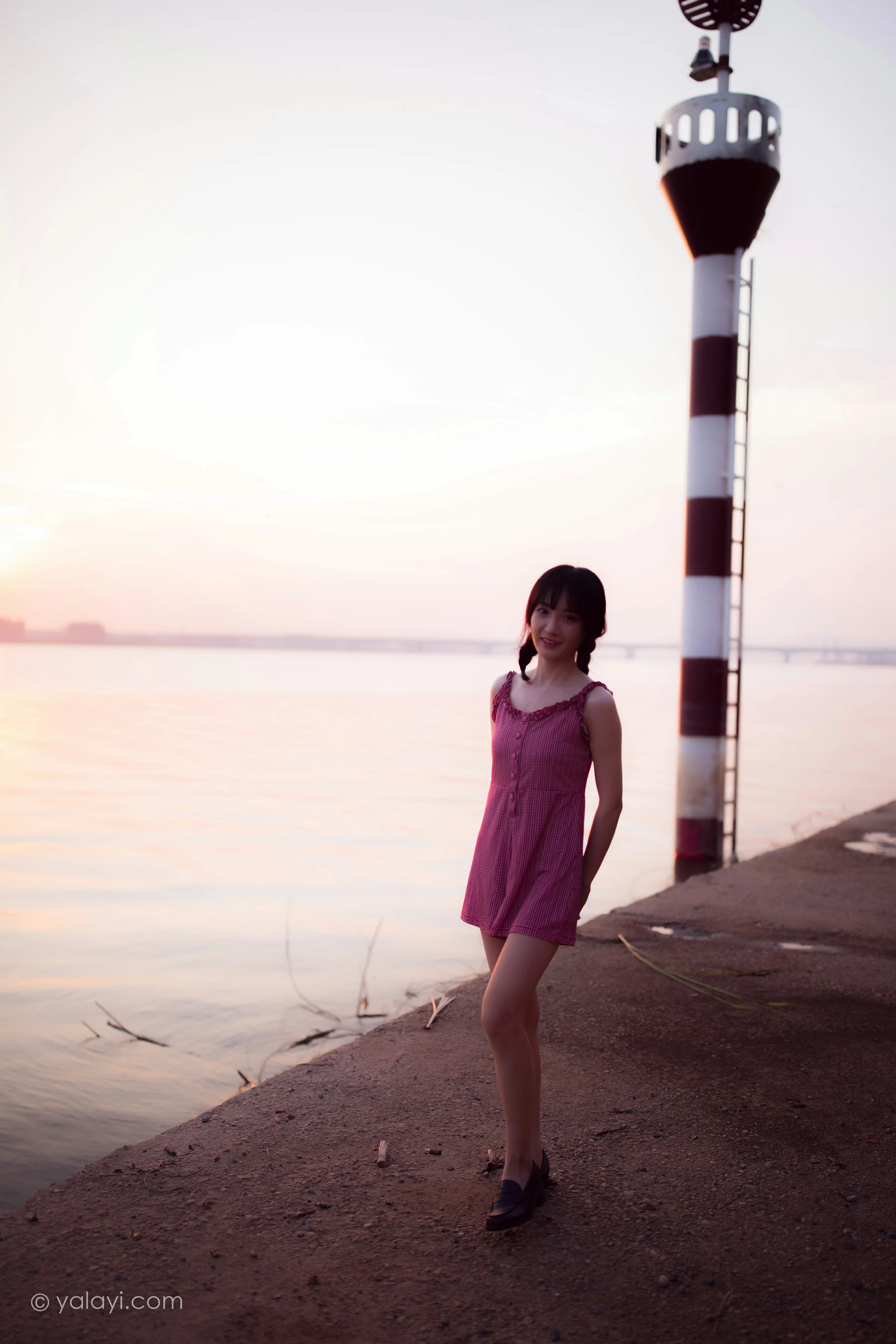 [YALAYI雅拉伊]NO.700 《杨柳岸》 周周 红色吊带连衣裙写真第6张