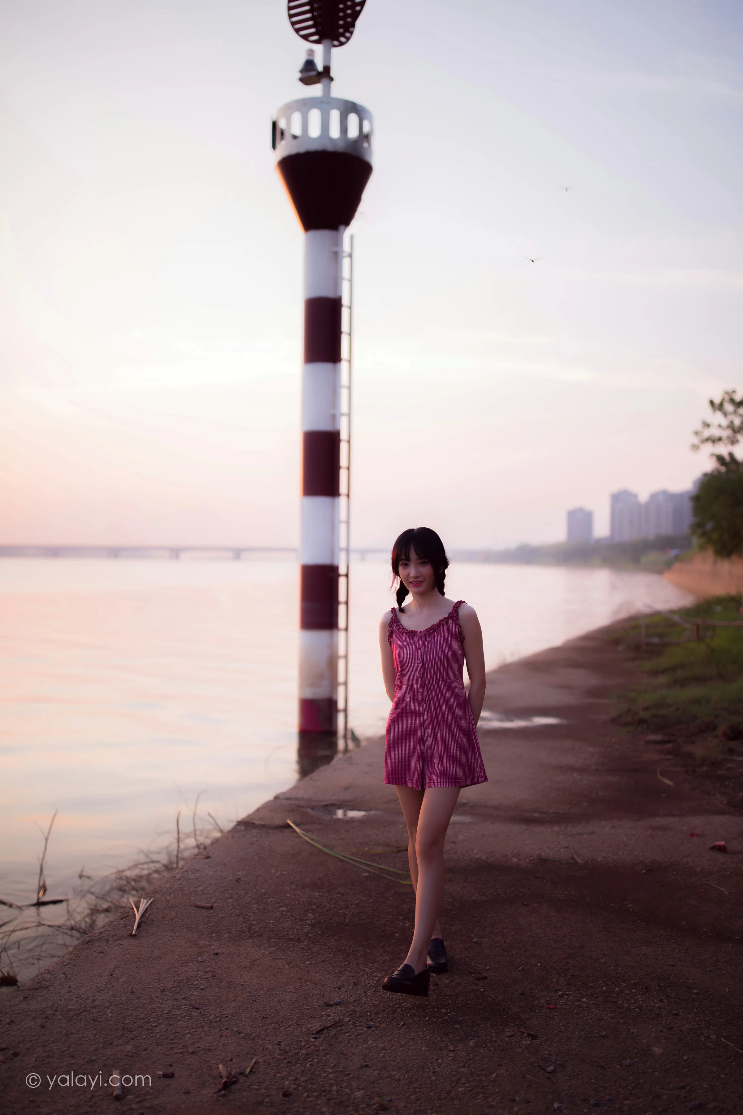 [YALAYI雅拉伊]NO.700 《杨柳岸》 周周 红色吊带连衣裙写真第5张