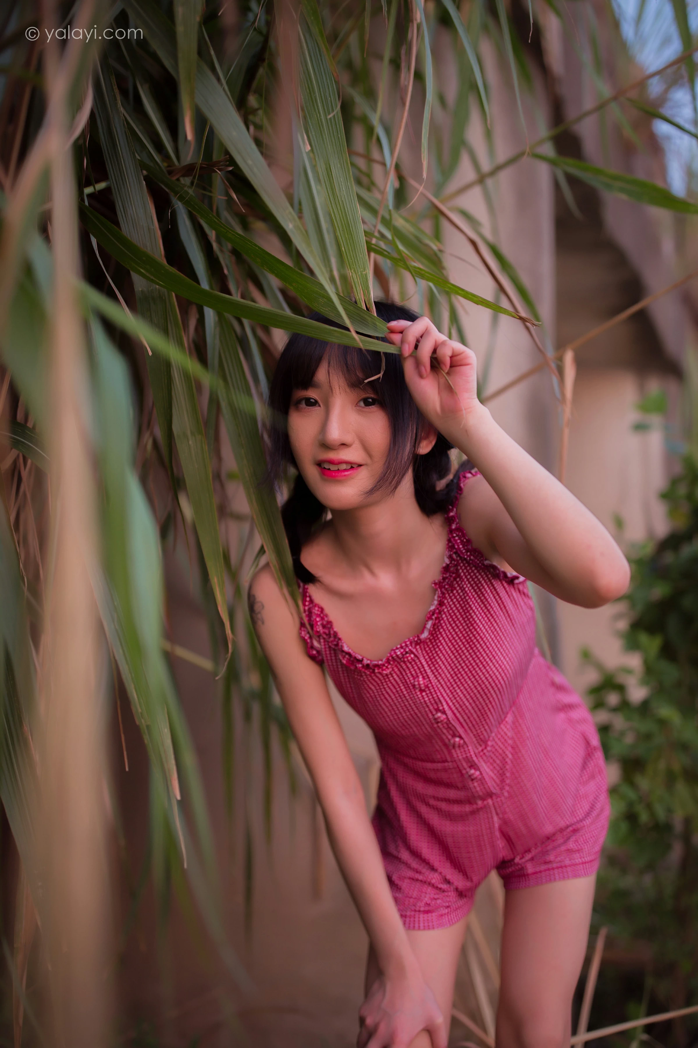 [YALAYI雅拉伊]NO.700 《杨柳岸》 周周 红色吊带连衣裙写真第13张