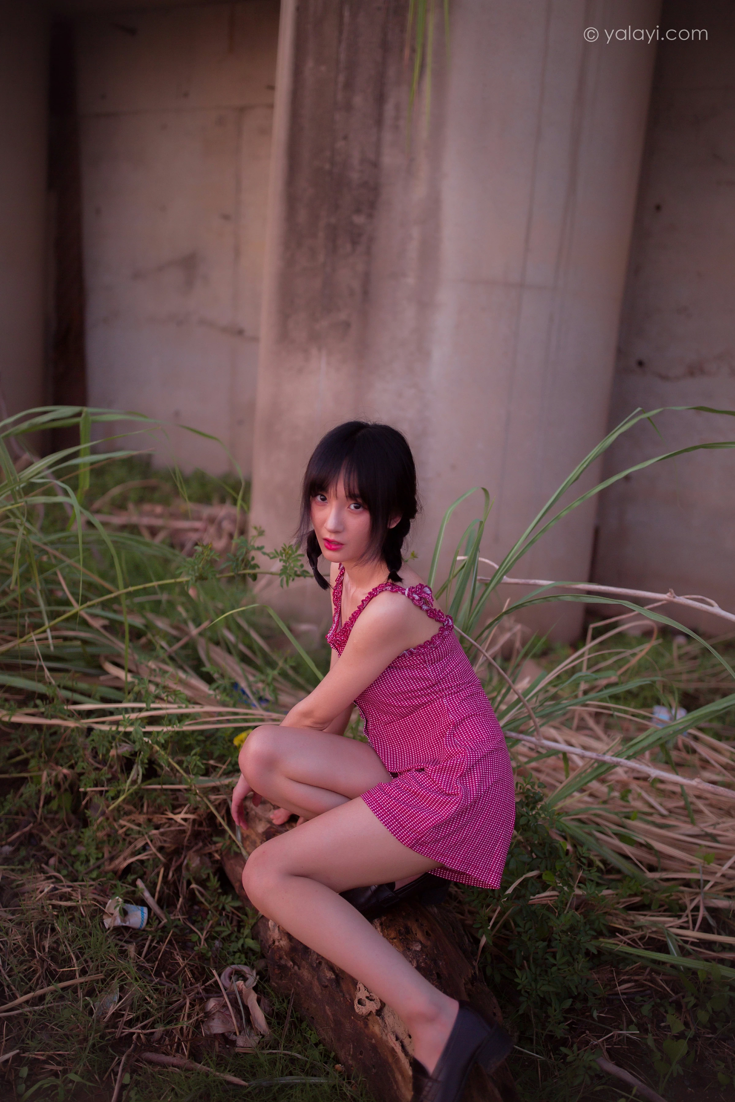 [YALAYI雅拉伊]NO.700 《杨柳岸》 周周 红色吊带连衣裙写真第12张