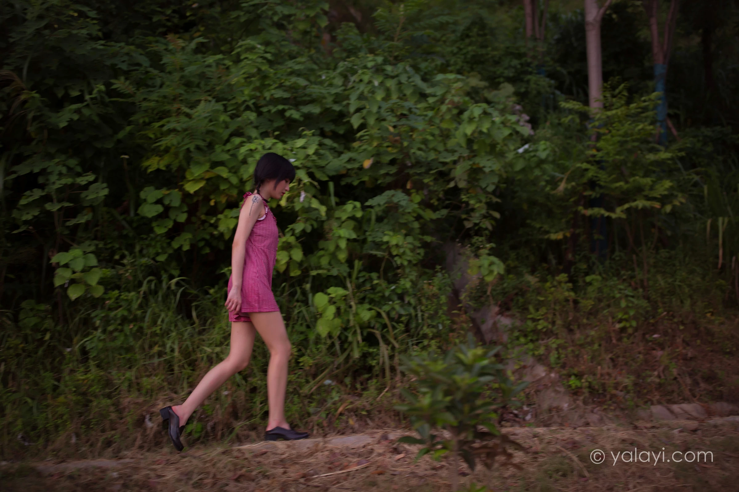 [YALAYI雅拉伊]NO.700 《杨柳岸》 周周 红色吊带连衣裙写真第16张