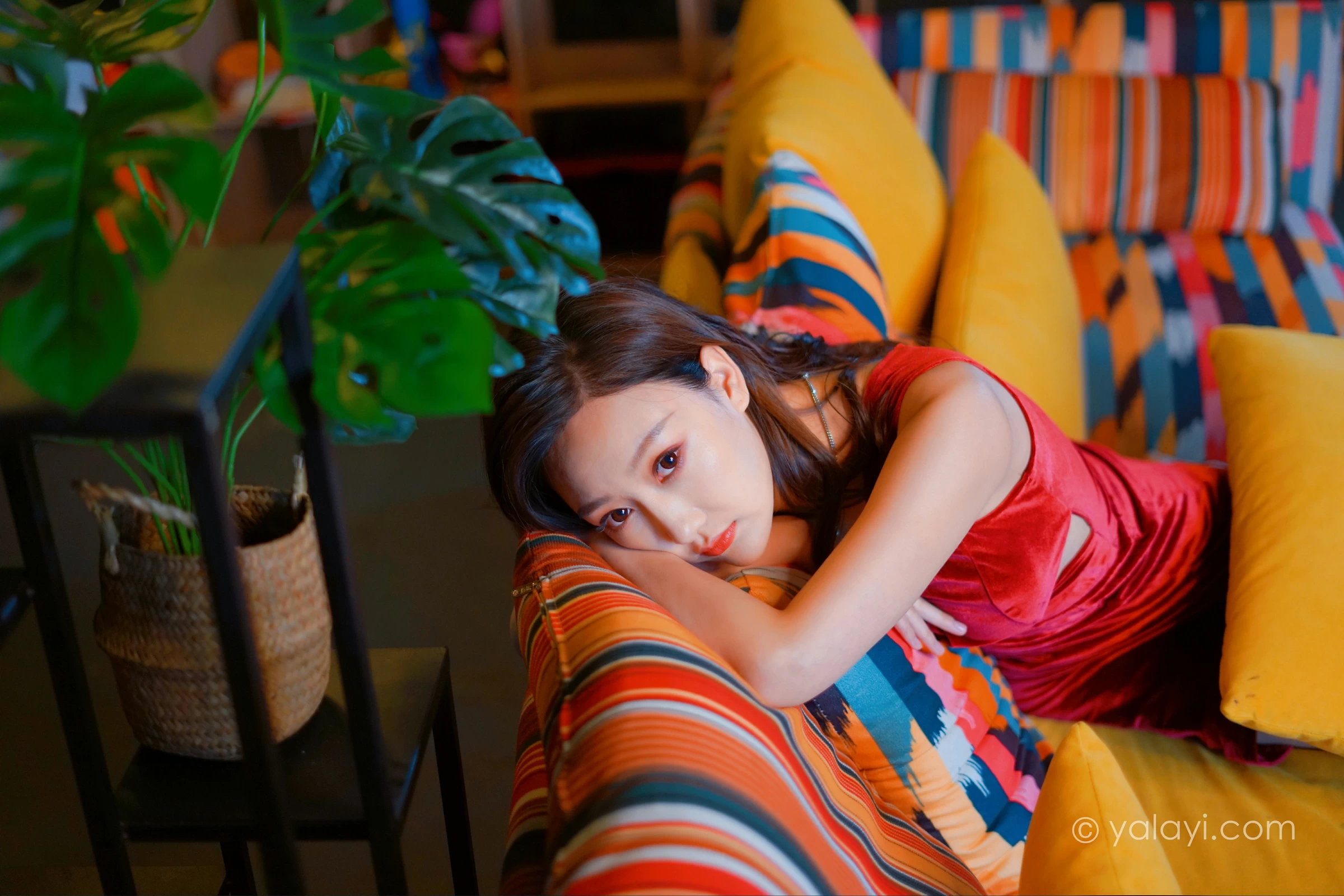 [YALAYI雅拉伊]2021.12.16 美人一笑也倾城 蕊思 红色连身礼服裙性感休闲写真集第3张