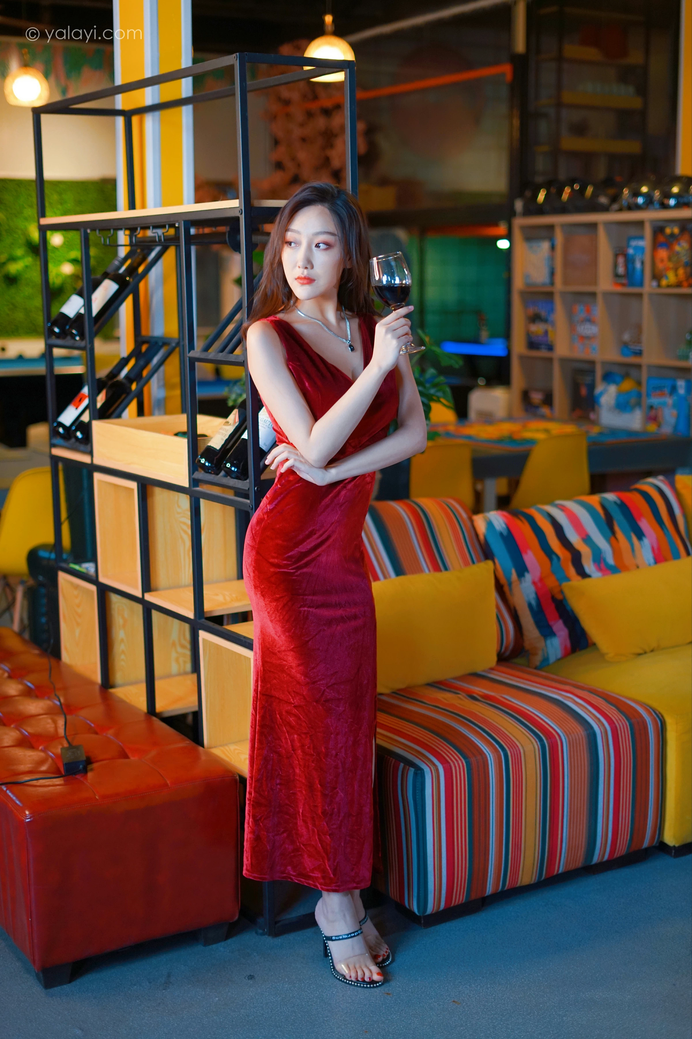 [YALAYI雅拉伊]2021.12.16 美人一笑也倾城 蕊思 红色连身礼服裙性感休闲写真集第10张