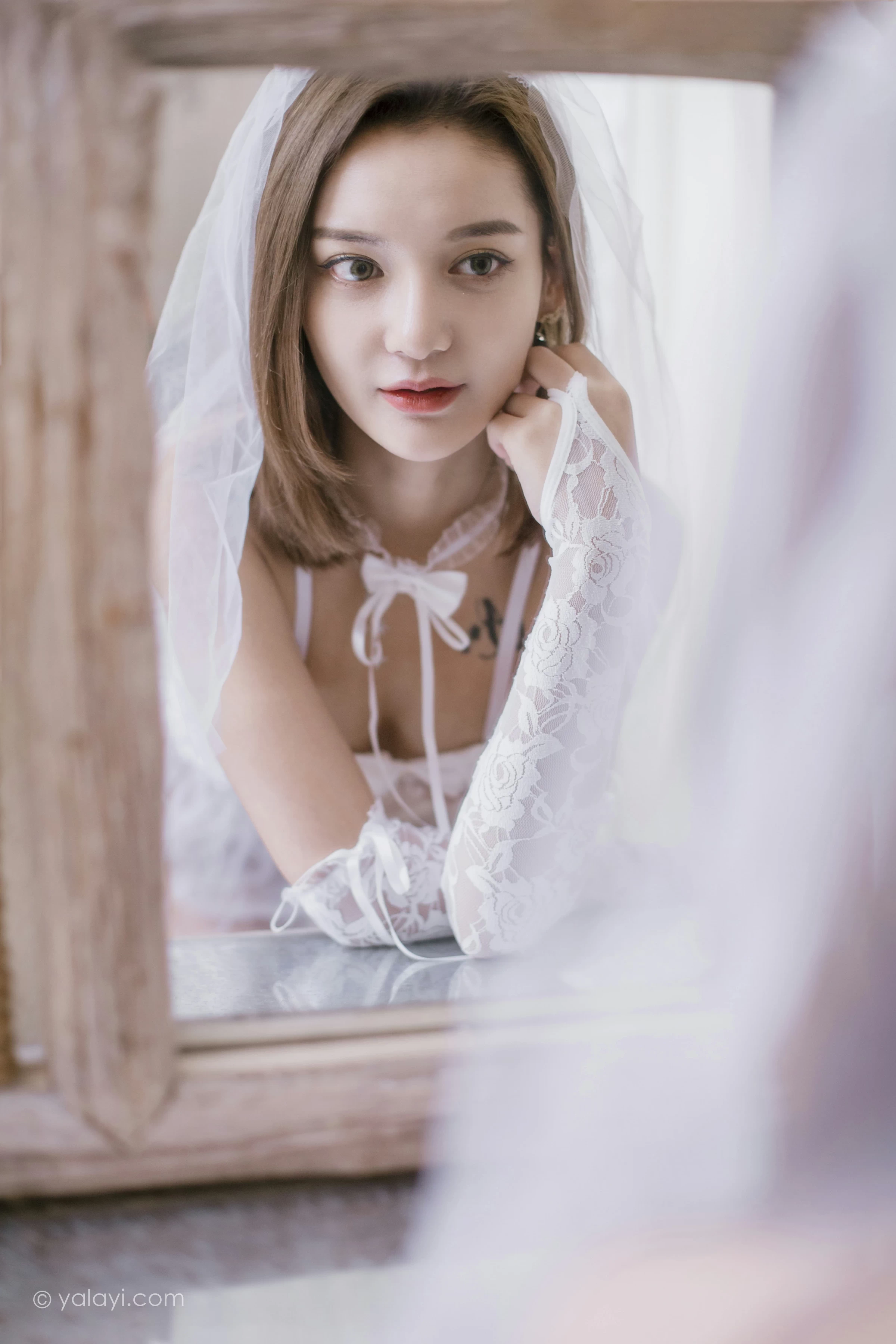[YALAYI雅拉伊]NO.741 《一起圣诞》 梓杨 白色透视情趣婚纱与红色塑身内衣性感私房写真集第7张