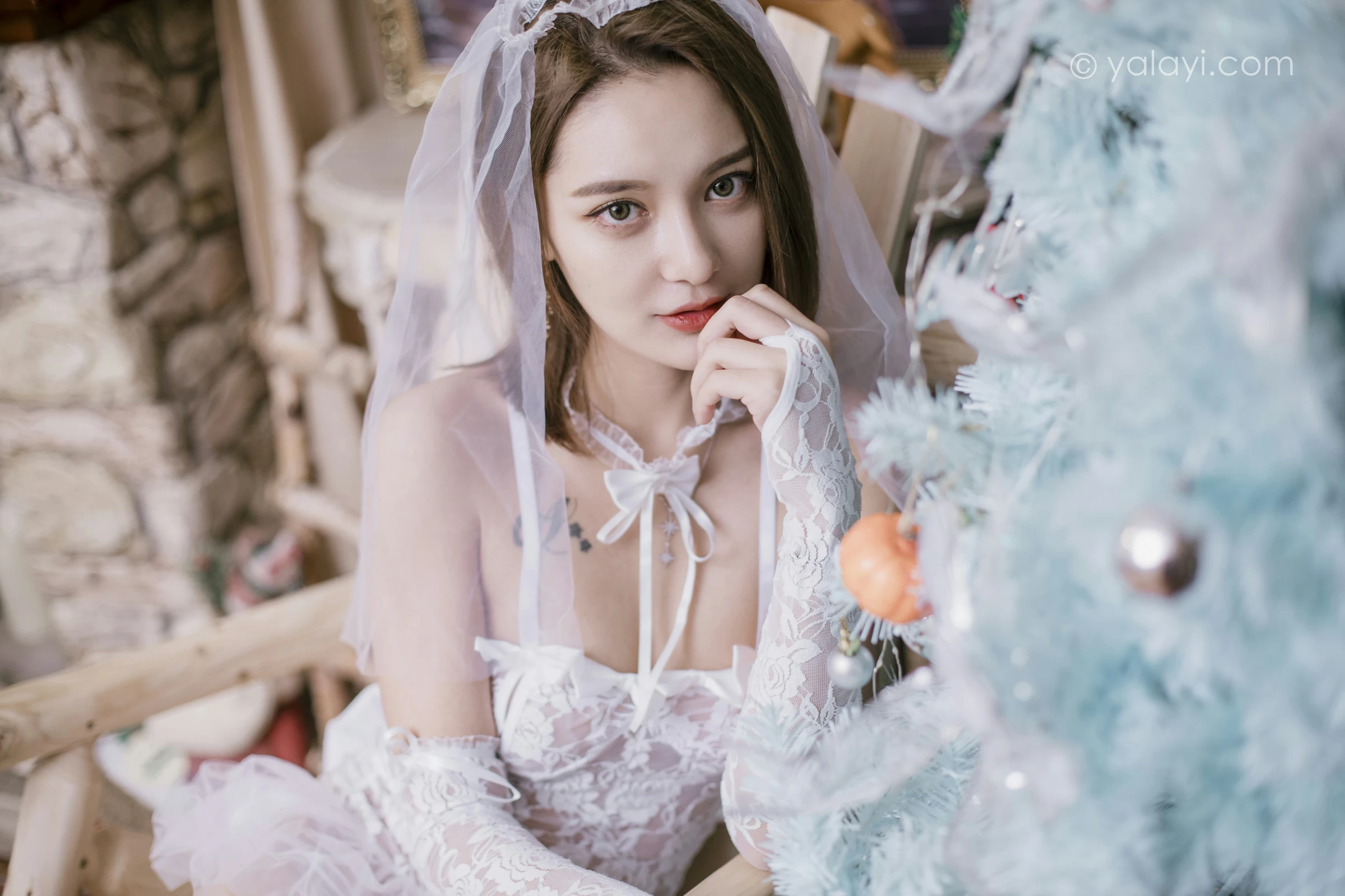 [YALAYI雅拉伊]NO.741 《一起圣诞》 梓杨 白色透视情趣婚纱与红色塑身内衣性感私房写真集第8张