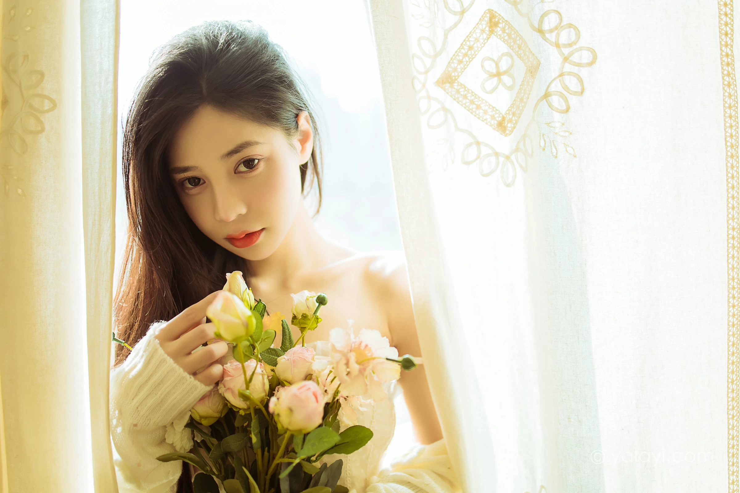 [YALAYI雅拉伊]2022.01.13 最浪漫的事 诗咏 白色镂空外套加吊带连衣裙居家私房写真集第15张