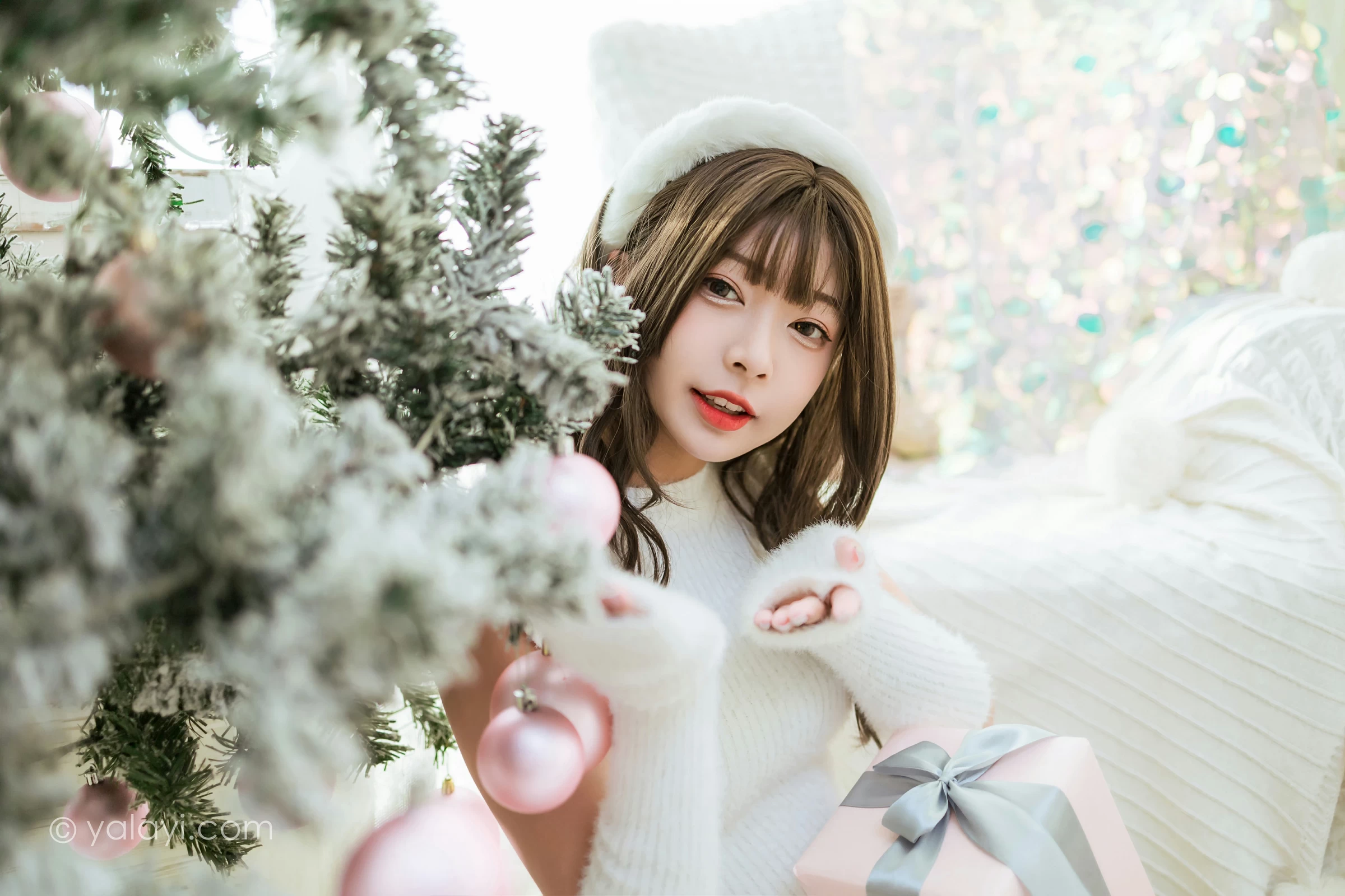 [YALAYI雅拉伊]2021.12.17 圣诞礼物 阿禾 白色毛衣裙加白色绵袜居家私房写真集第7张