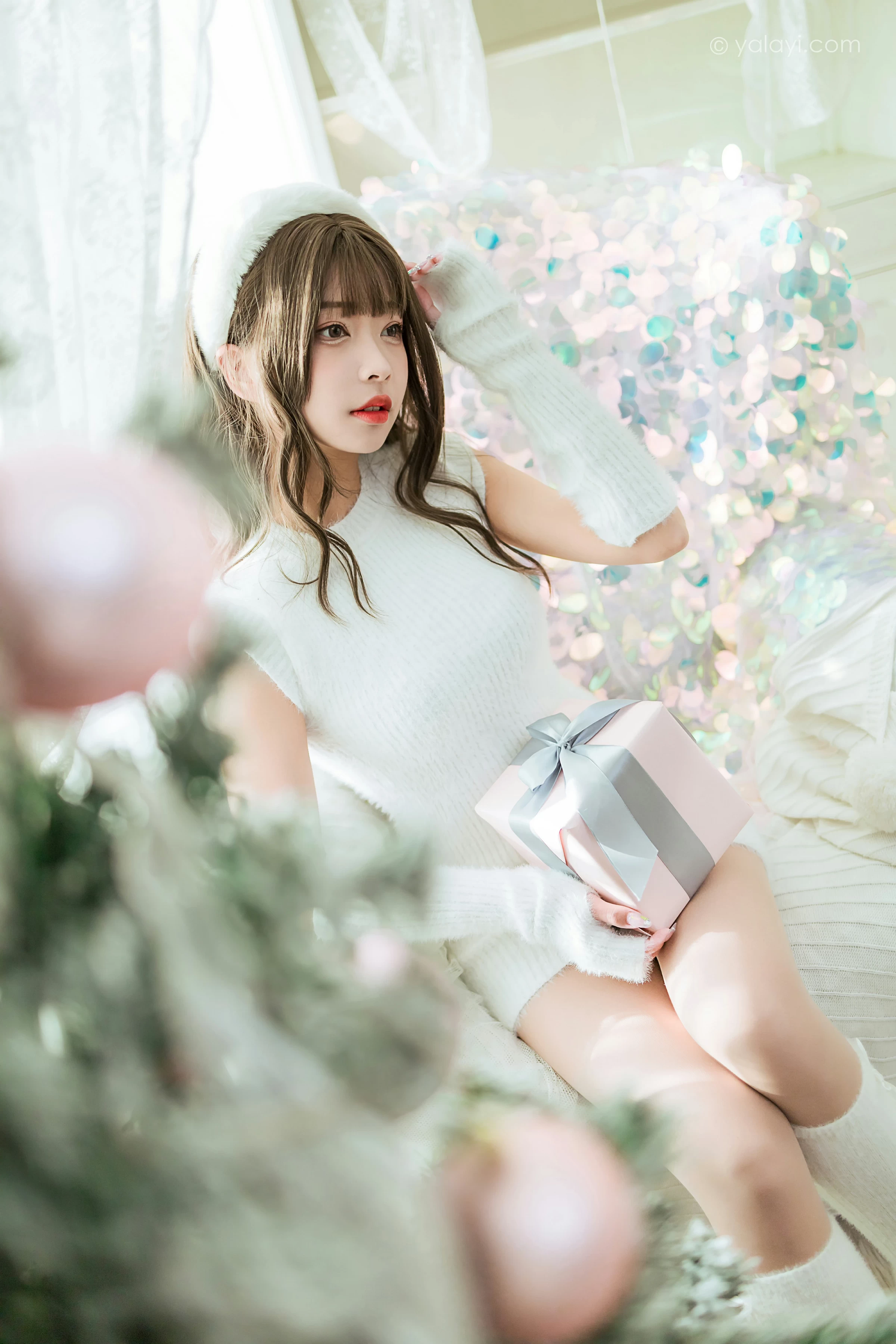 [YALAYI雅拉伊]2021.12.17 圣诞礼物 阿禾 白色毛衣裙加白色绵袜居家私房写真集第2张