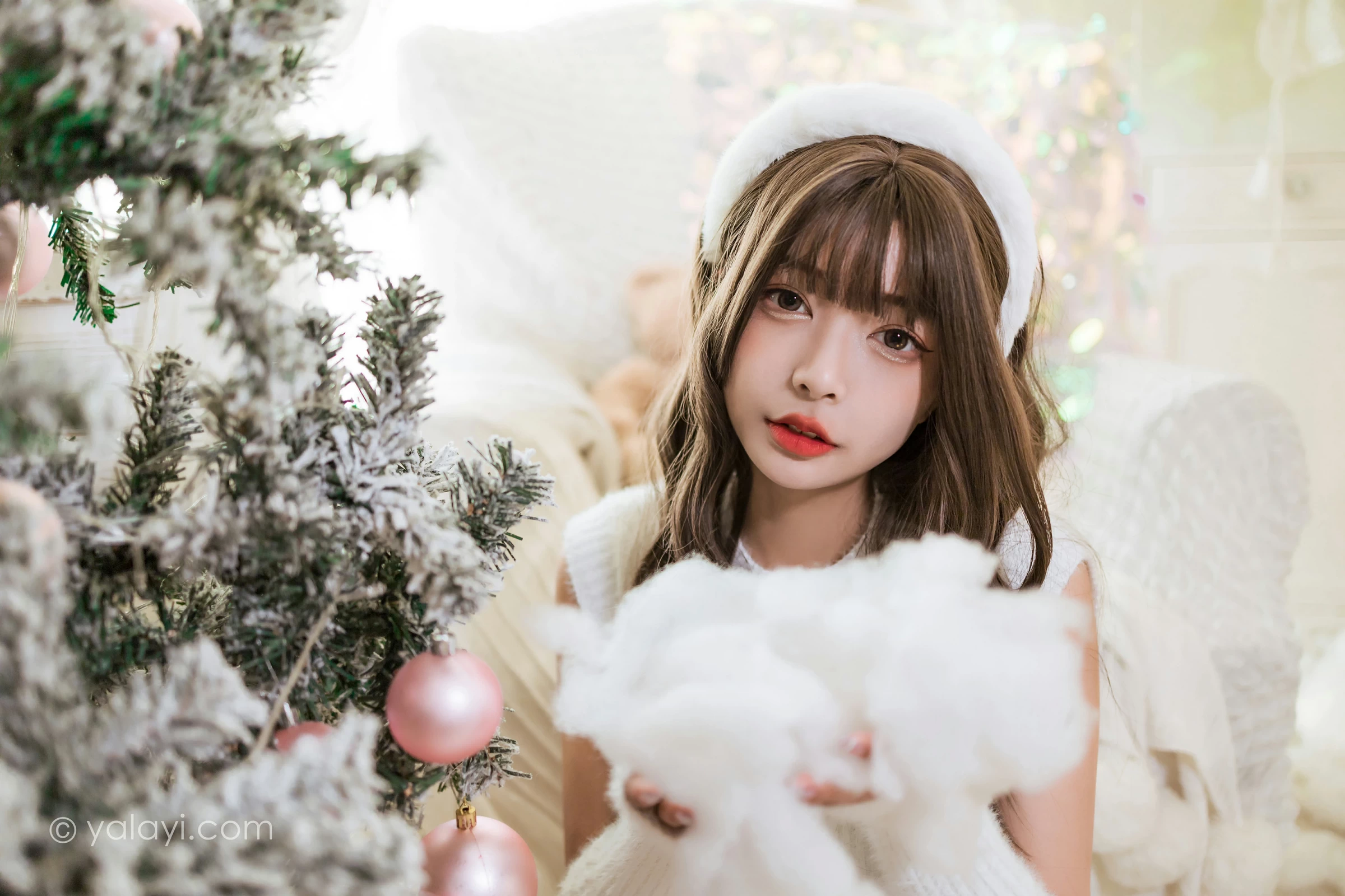 [YALAYI雅拉伊]2021.12.17 圣诞礼物 阿禾 白色毛衣裙加白色绵袜居家私房写真集第14张