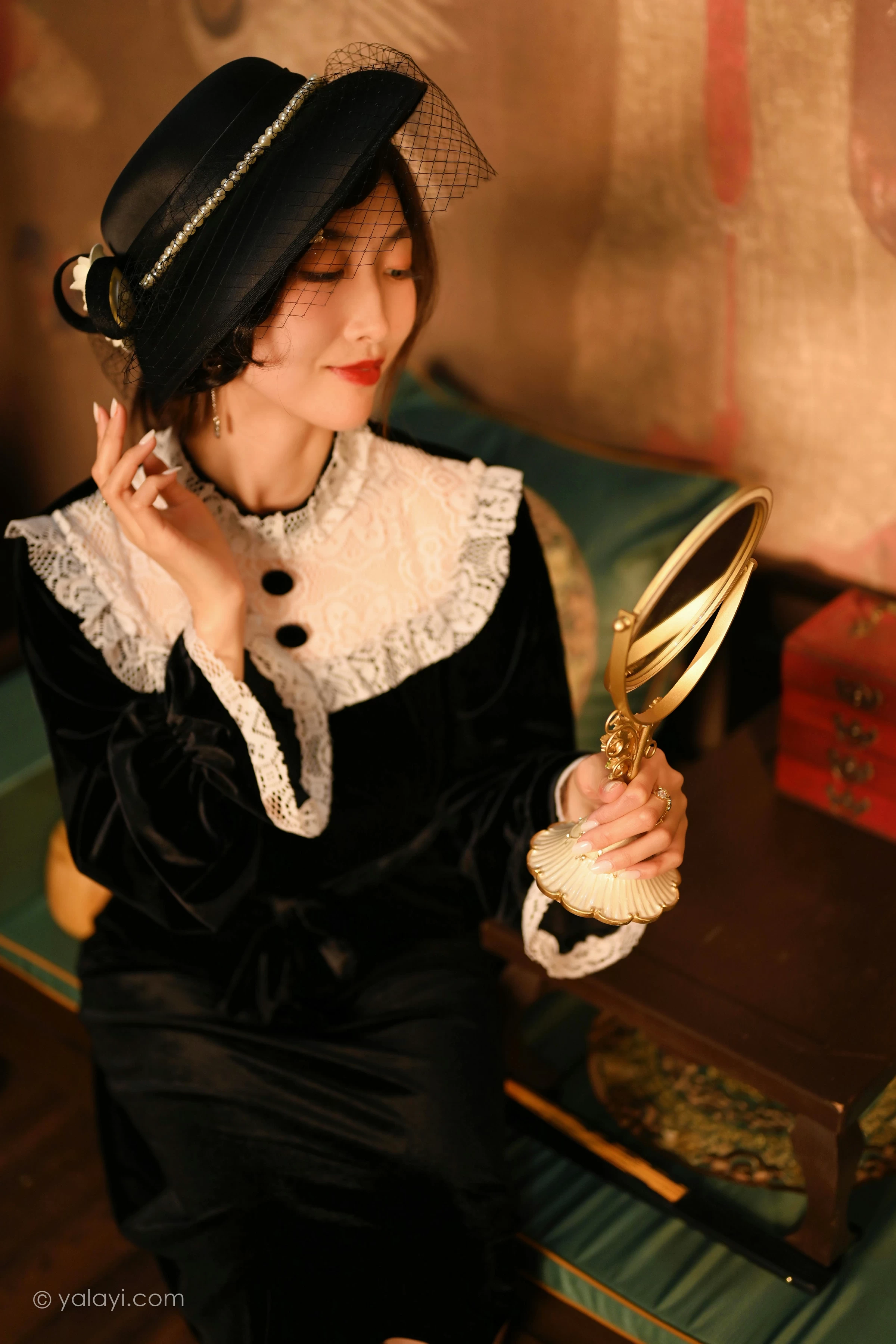 [YALAYI雅拉伊]2022.01.15 莫忘我 佳佳 黑色蕾丝镂空礼服裙性感私房写真集第4张