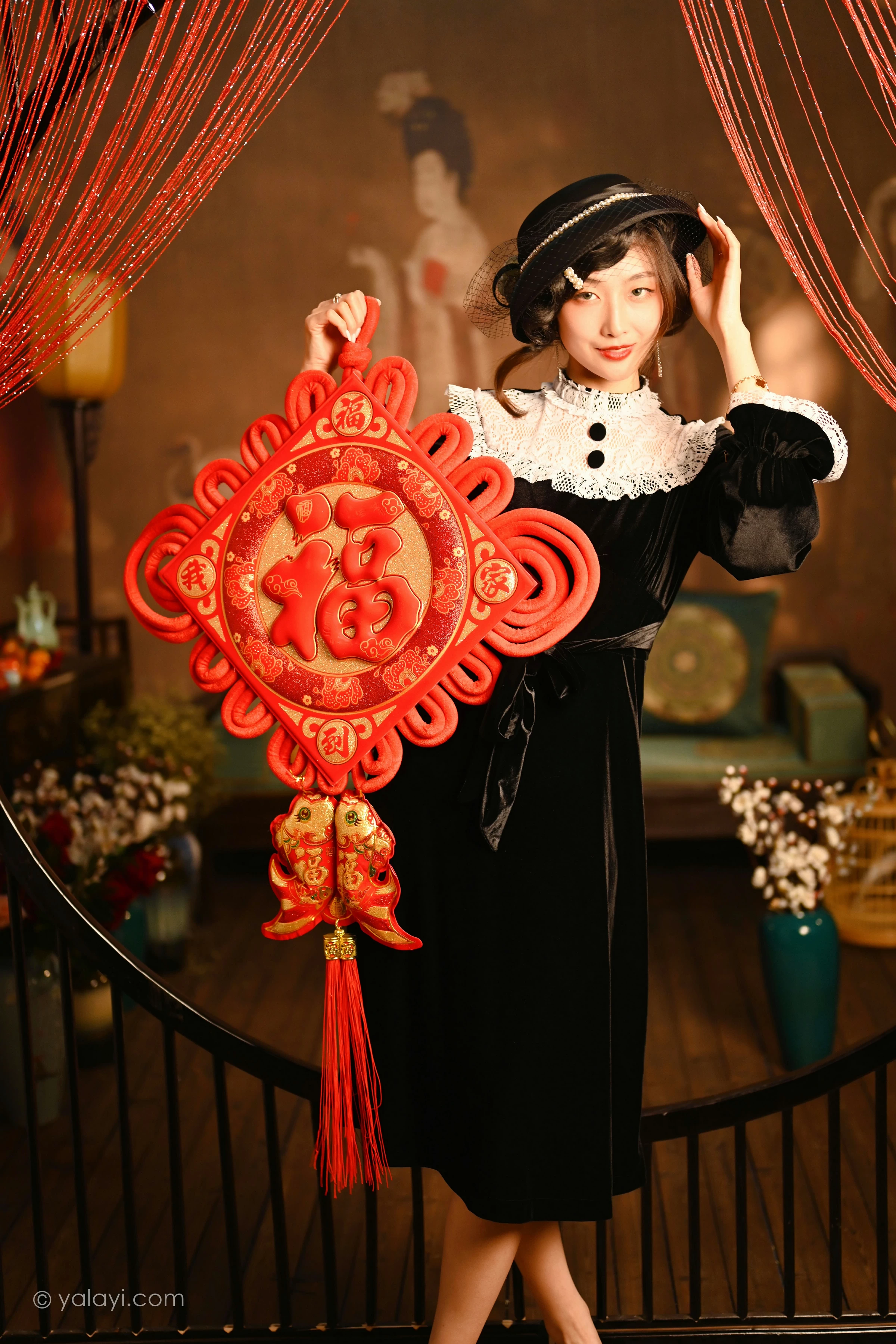 [YALAYI雅拉伊]2022.01.15 莫忘我 佳佳 黑色蕾丝镂空礼服裙性感私房写真集第6张