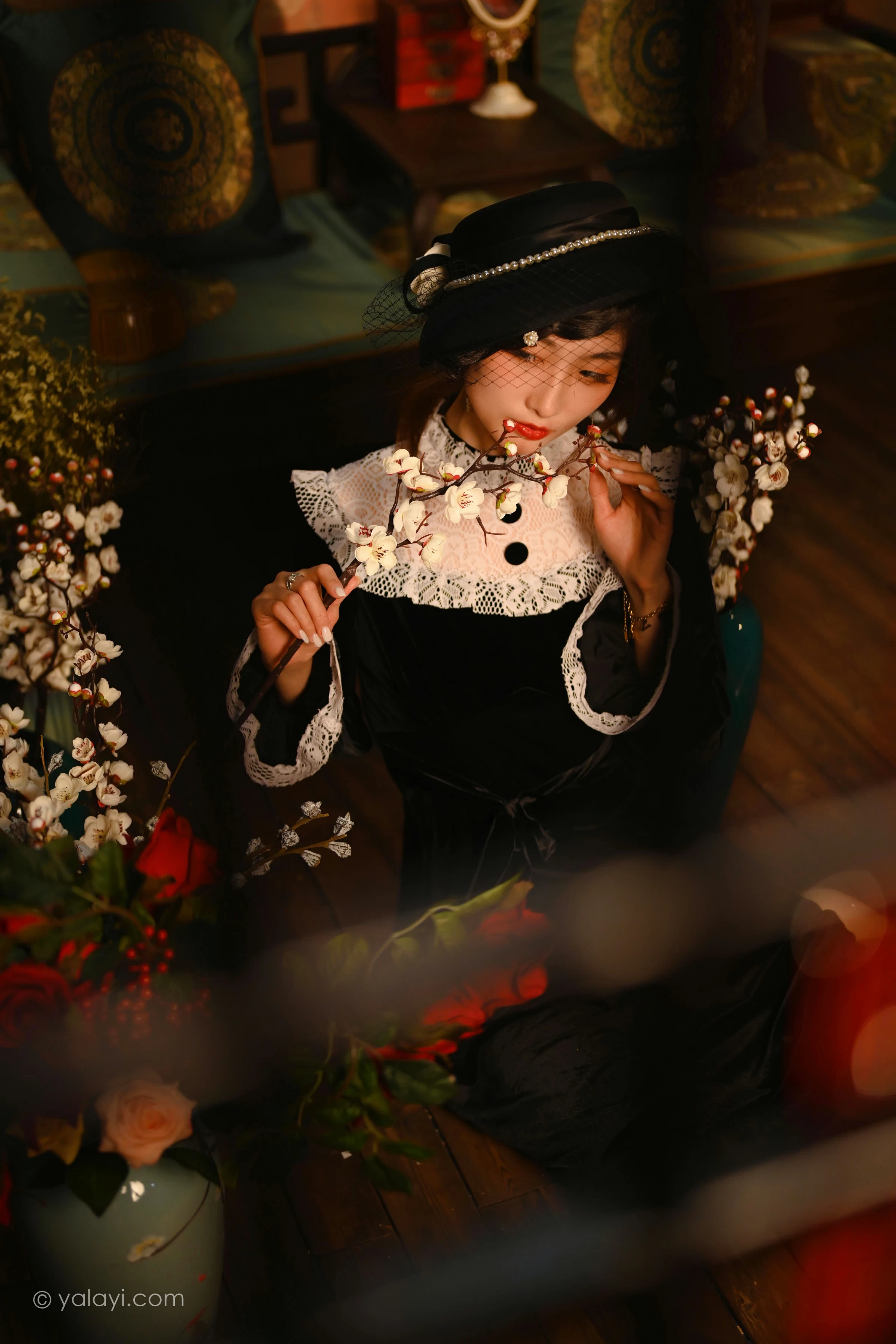 [YALAYI雅拉伊]2022.01.15 莫忘我 佳佳 黑色蕾丝镂空礼服裙性感私房写真集第10张