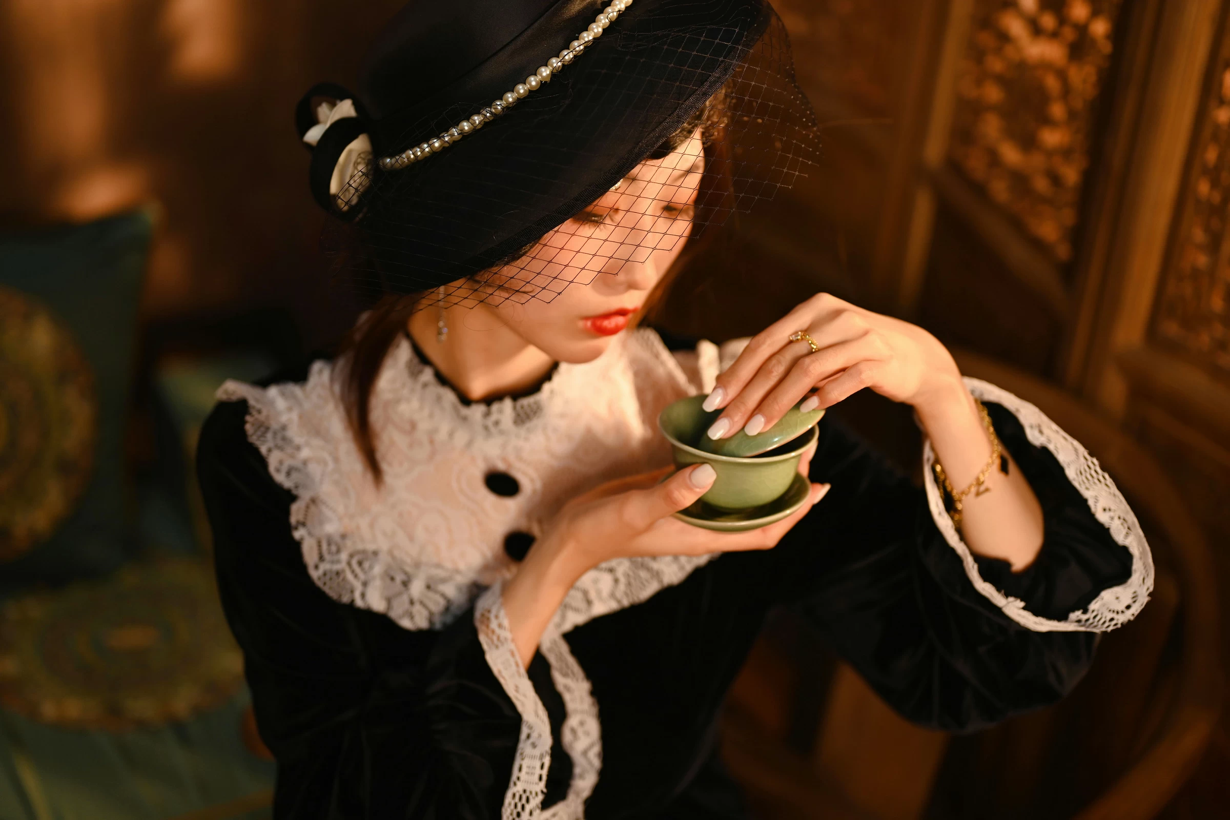 [YALAYI雅拉伊]2022.01.15 莫忘我 佳佳 黑色蕾丝镂空礼服裙性感私房写真集第13张