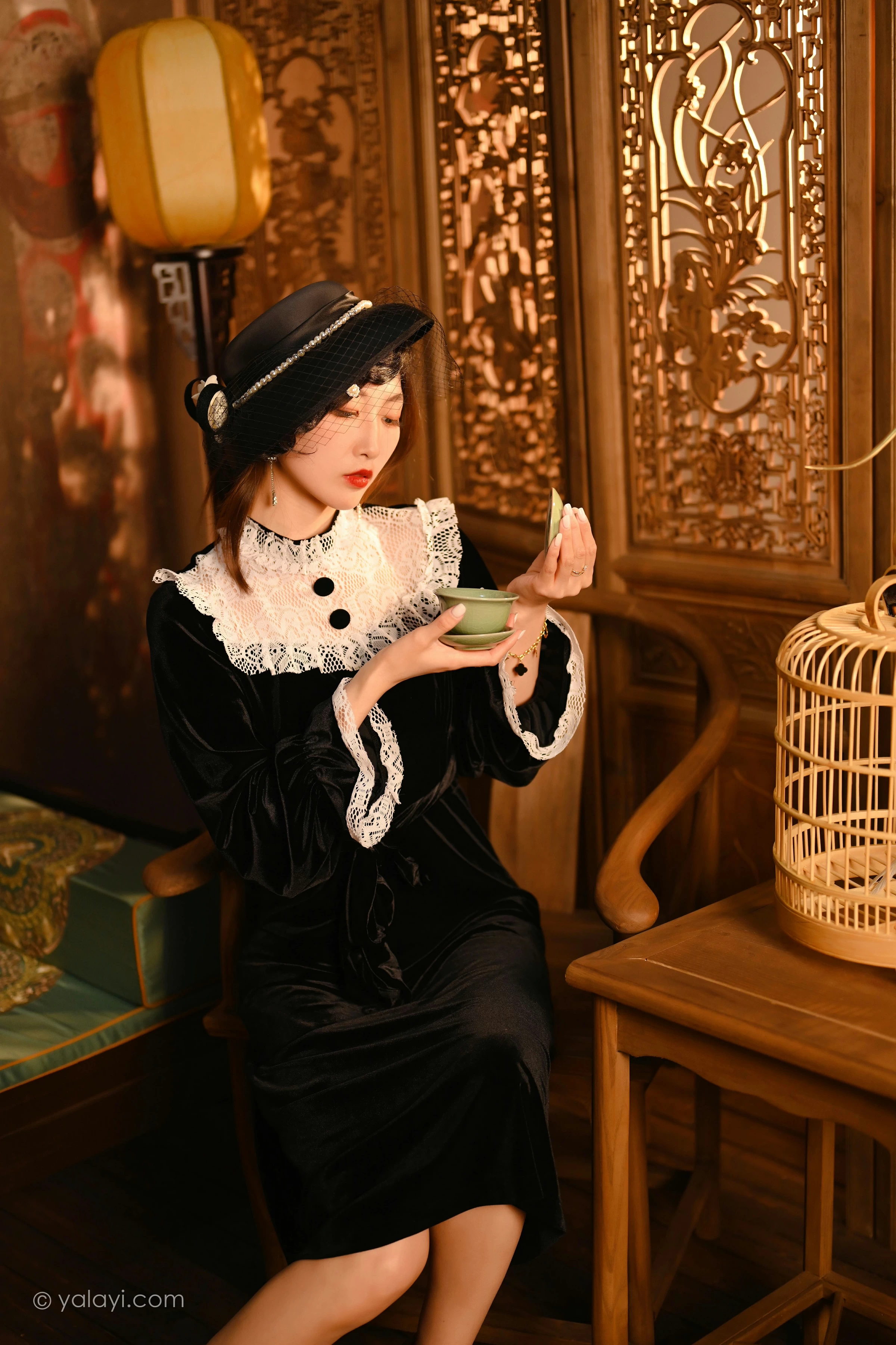 [YALAYI雅拉伊]2022.01.15 莫忘我 佳佳 黑色蕾丝镂空礼服裙性感私房写真集第12张