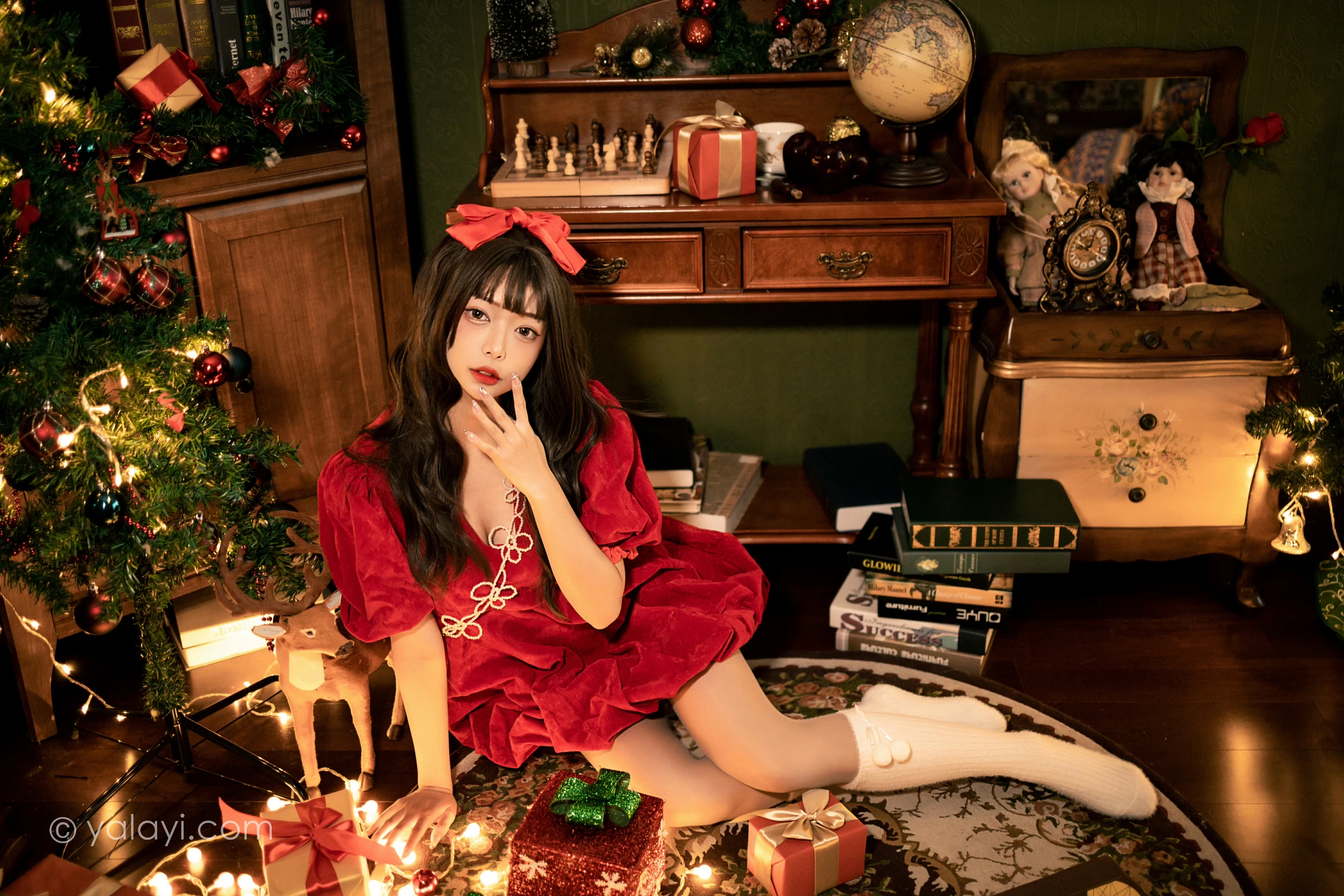 [YALAYI雅拉伊]2021.12.20 快乐圣诞 阿禾 红色休闲连衣裙加白色绵袜居家私房写真集第1张