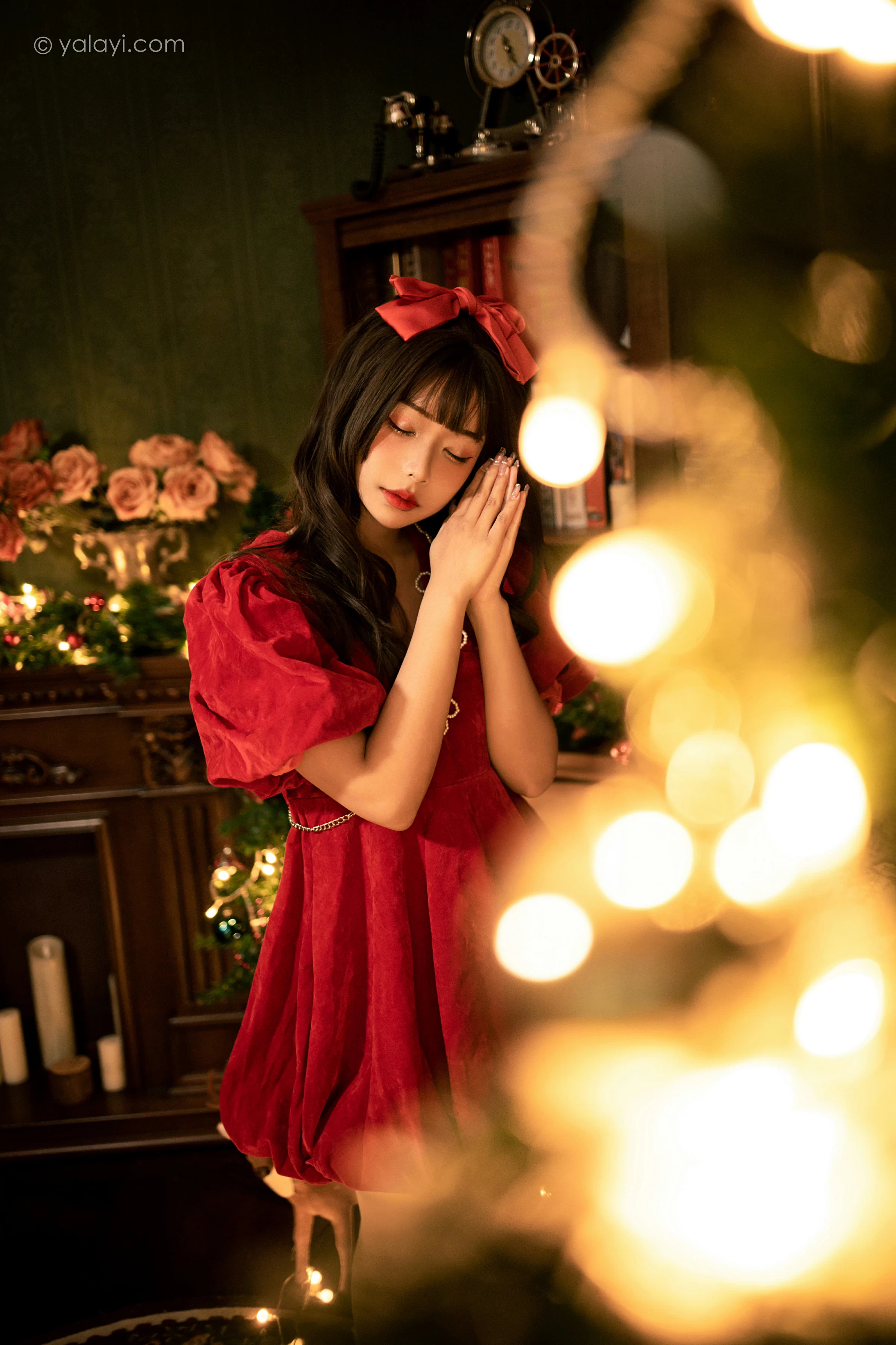 [YALAYI雅拉伊]2021.12.20 快乐圣诞 阿禾 红色休闲连衣裙加白色绵袜居家私房写真集第2张