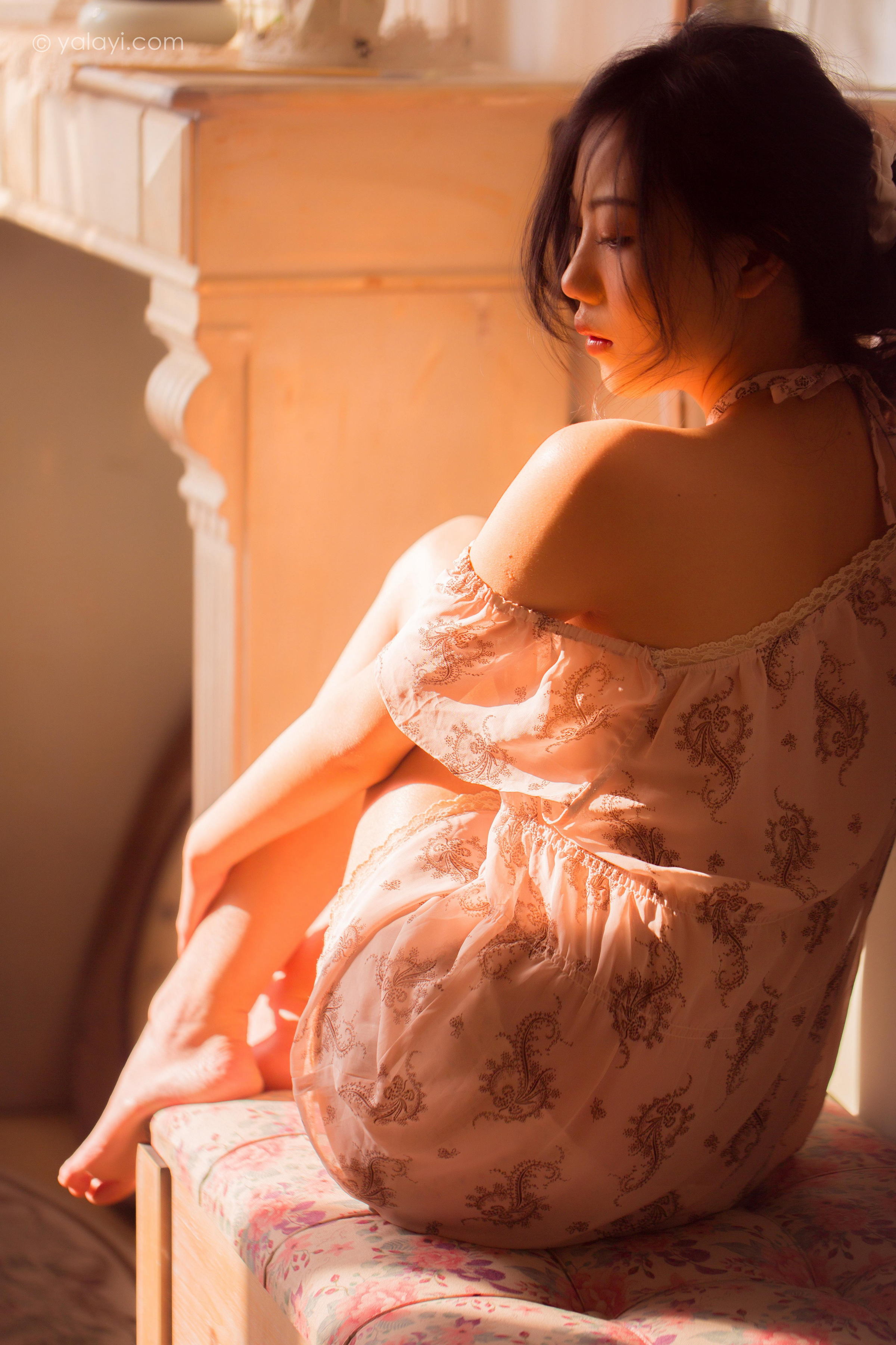 [YALAYI雅拉伊]2022.08.01 暂时的花儿 橘子 白色透视抹胸连衣裙居家性感私房写真集第4张