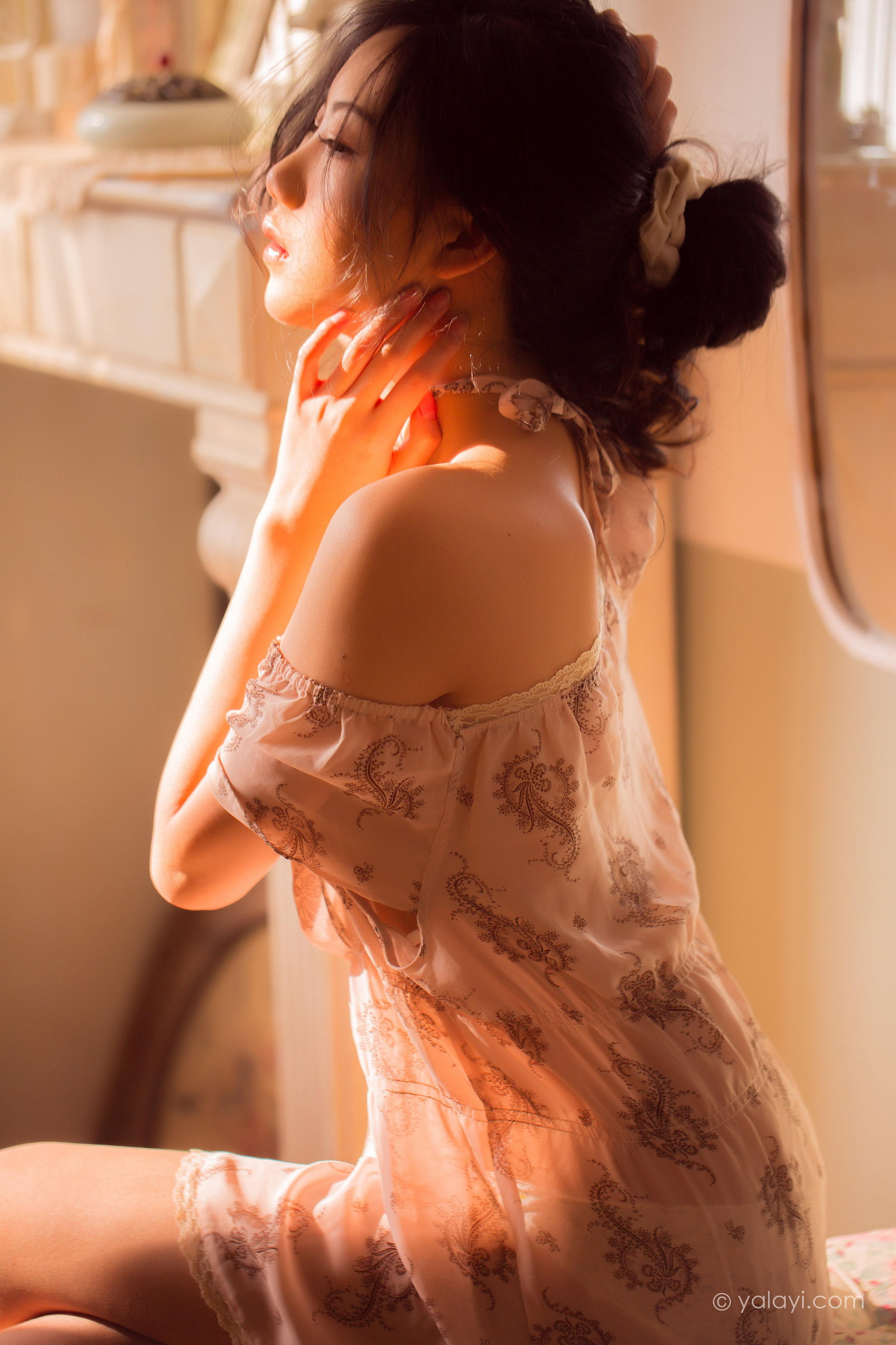 [YALAYI雅拉伊]2022.08.01 暂时的花儿 橘子 白色透视抹胸连衣裙居家性感私房写真集第2张