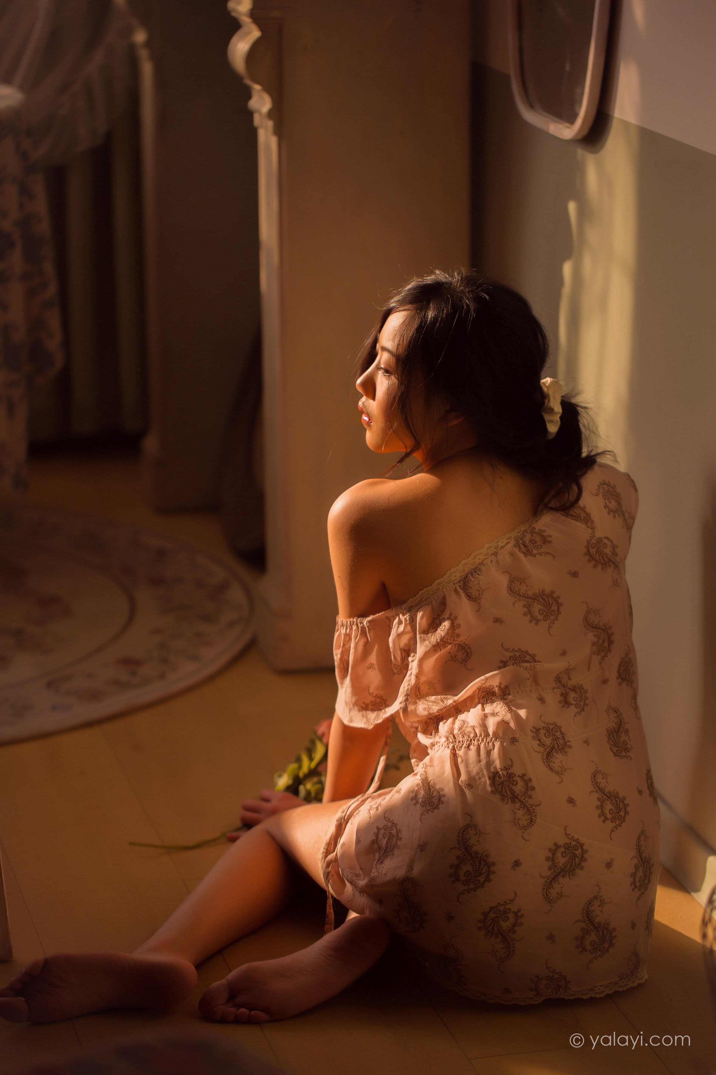 [YALAYI雅拉伊]2022.08.01 暂时的花儿 橘子 白色透视抹胸连衣裙居家性感私房写真集第13张