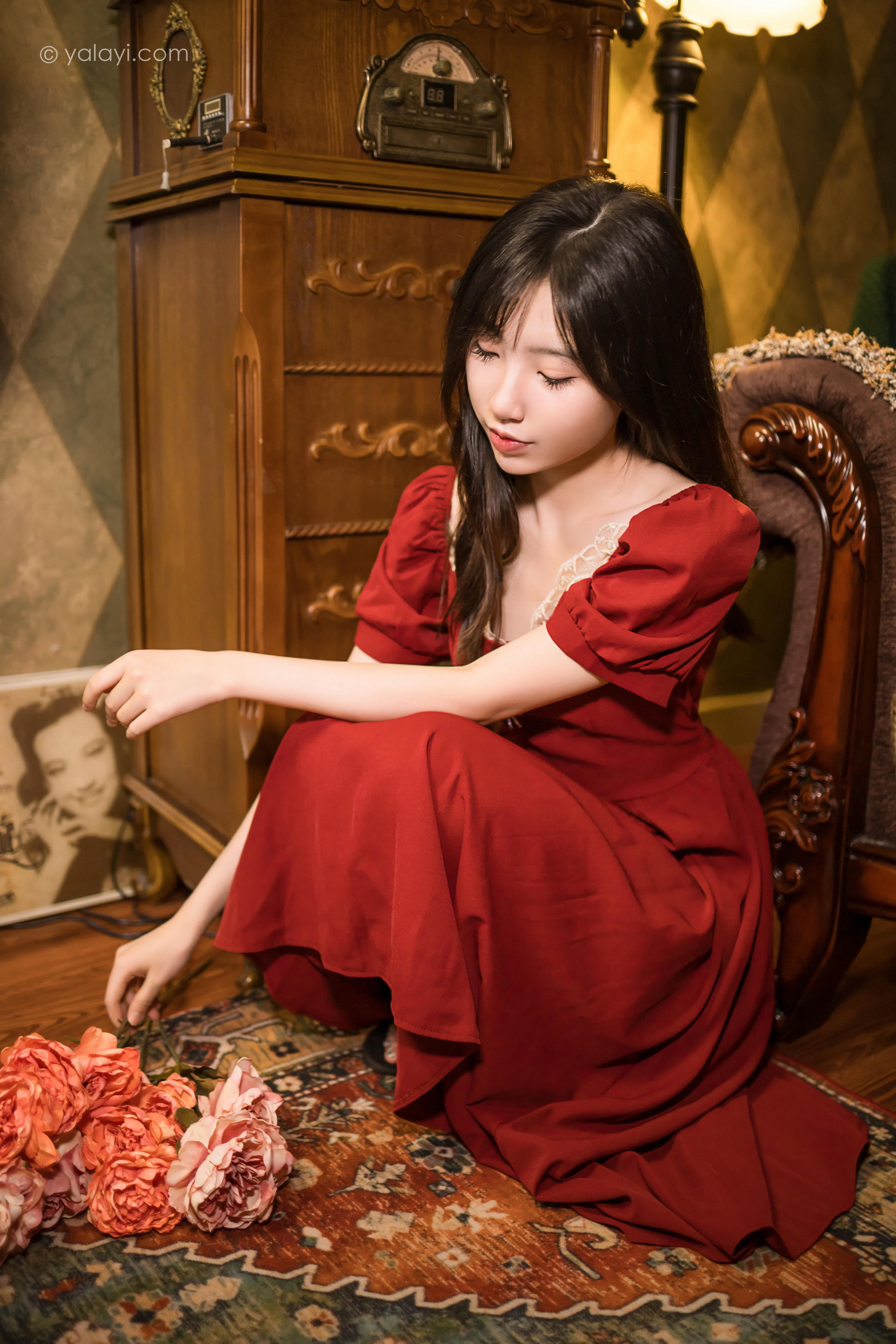 [YALAYI雅拉伊]2022.07.24 永不凋零 小乔 红色短袖连衣裙居家清纯写真集第11张