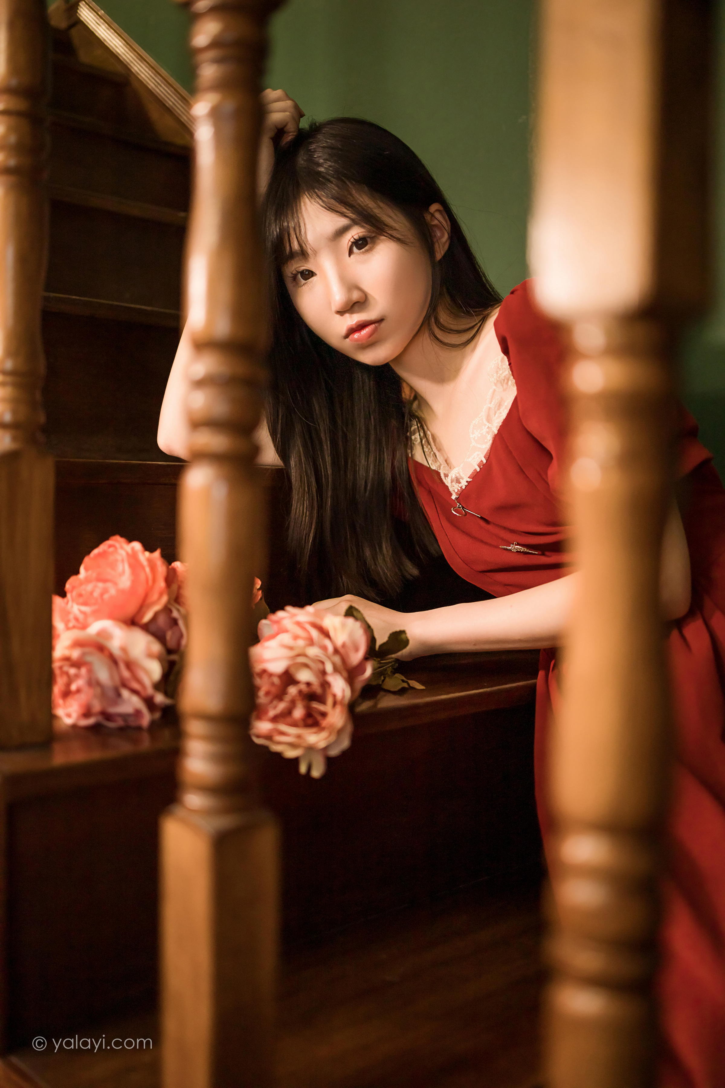 [YALAYI雅拉伊]2022.07.24 永不凋零 小乔 红色短袖连衣裙居家清纯写真集第3张