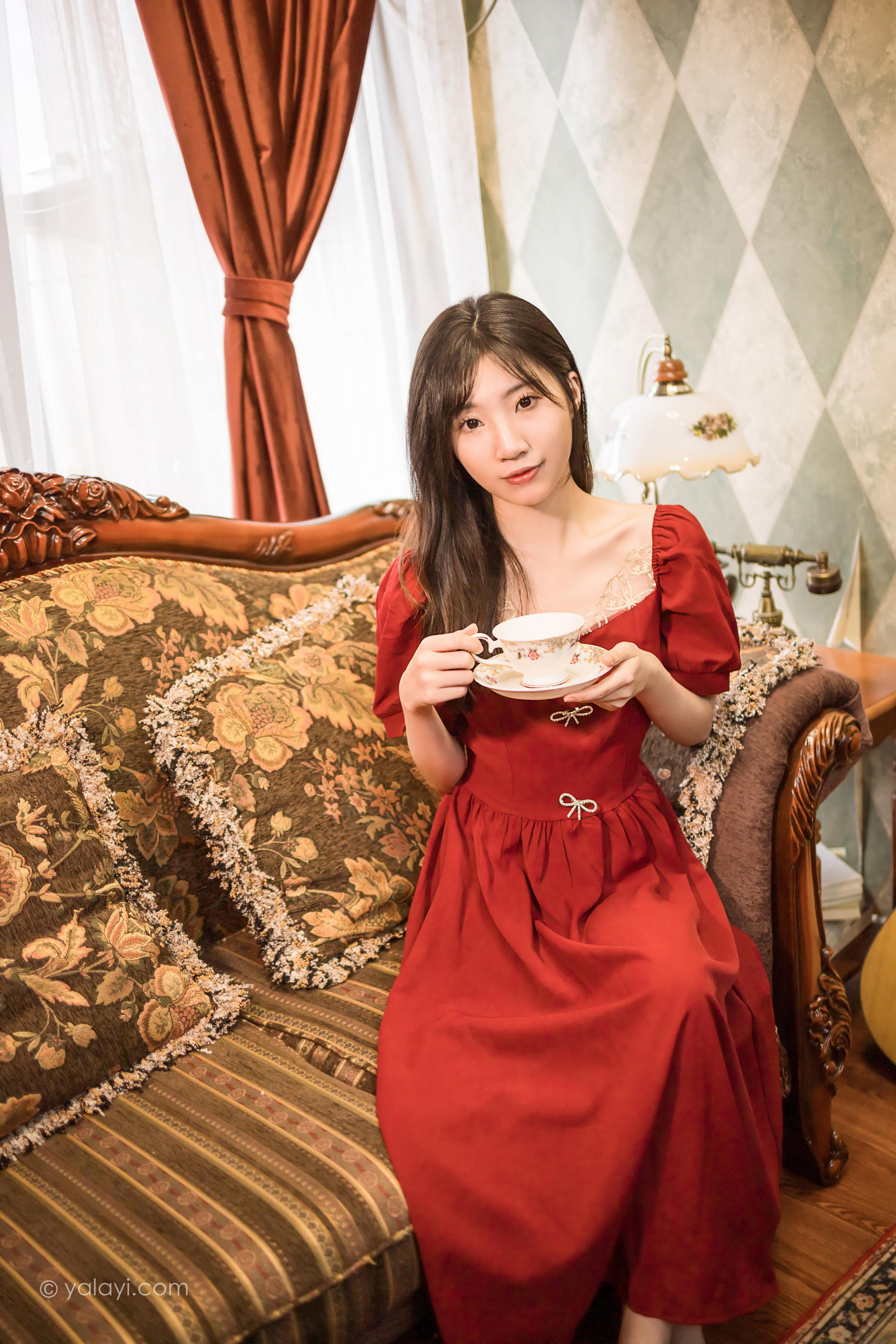 [YALAYI雅拉伊]2022.07.24 永不凋零 小乔 红色短袖连衣裙居家清纯写真集第5张