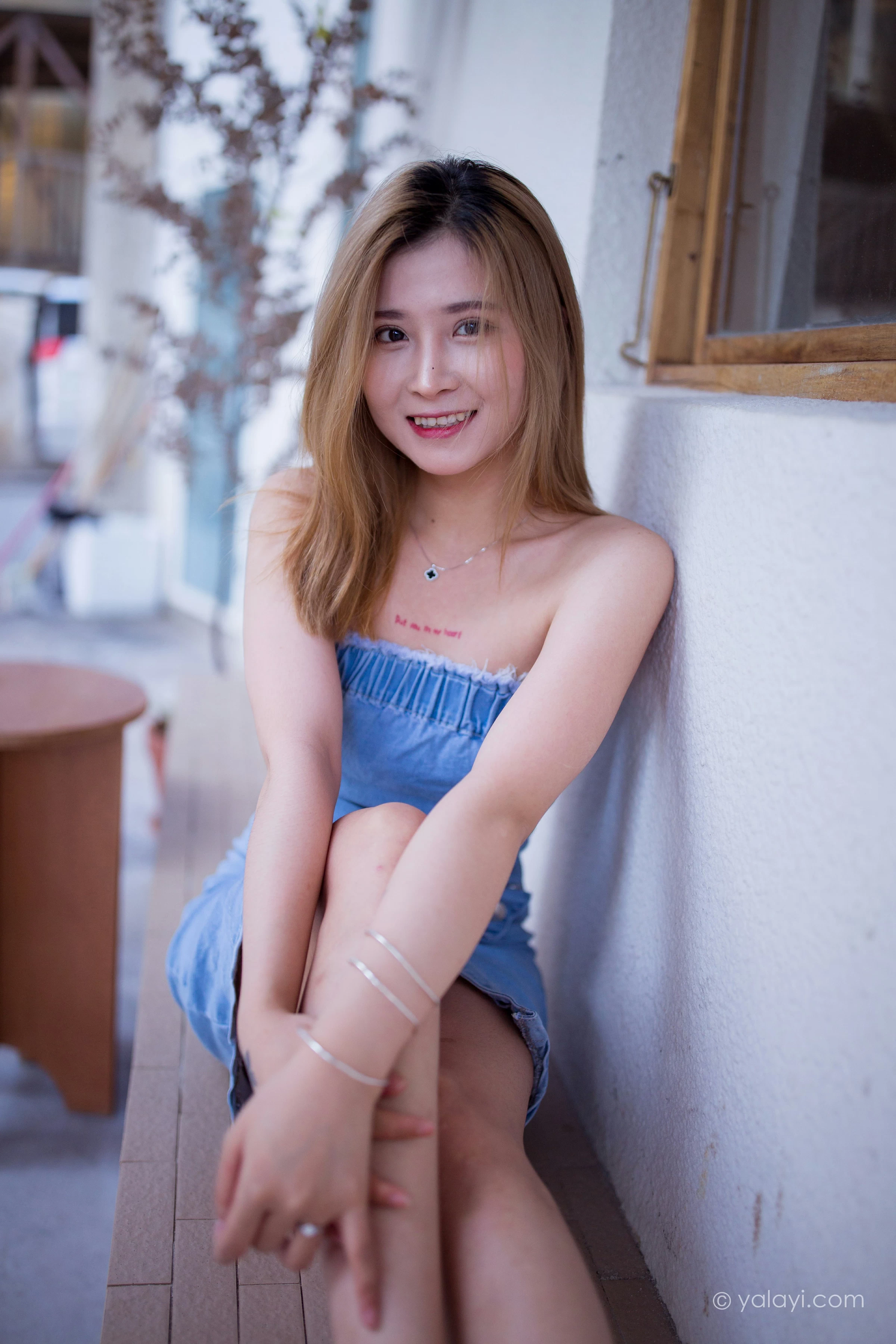 [YALAYI雅拉伊]NO.703 《那时在午后》 梦涵 牛仔抹胸连衣裙居家私房写真集第10张