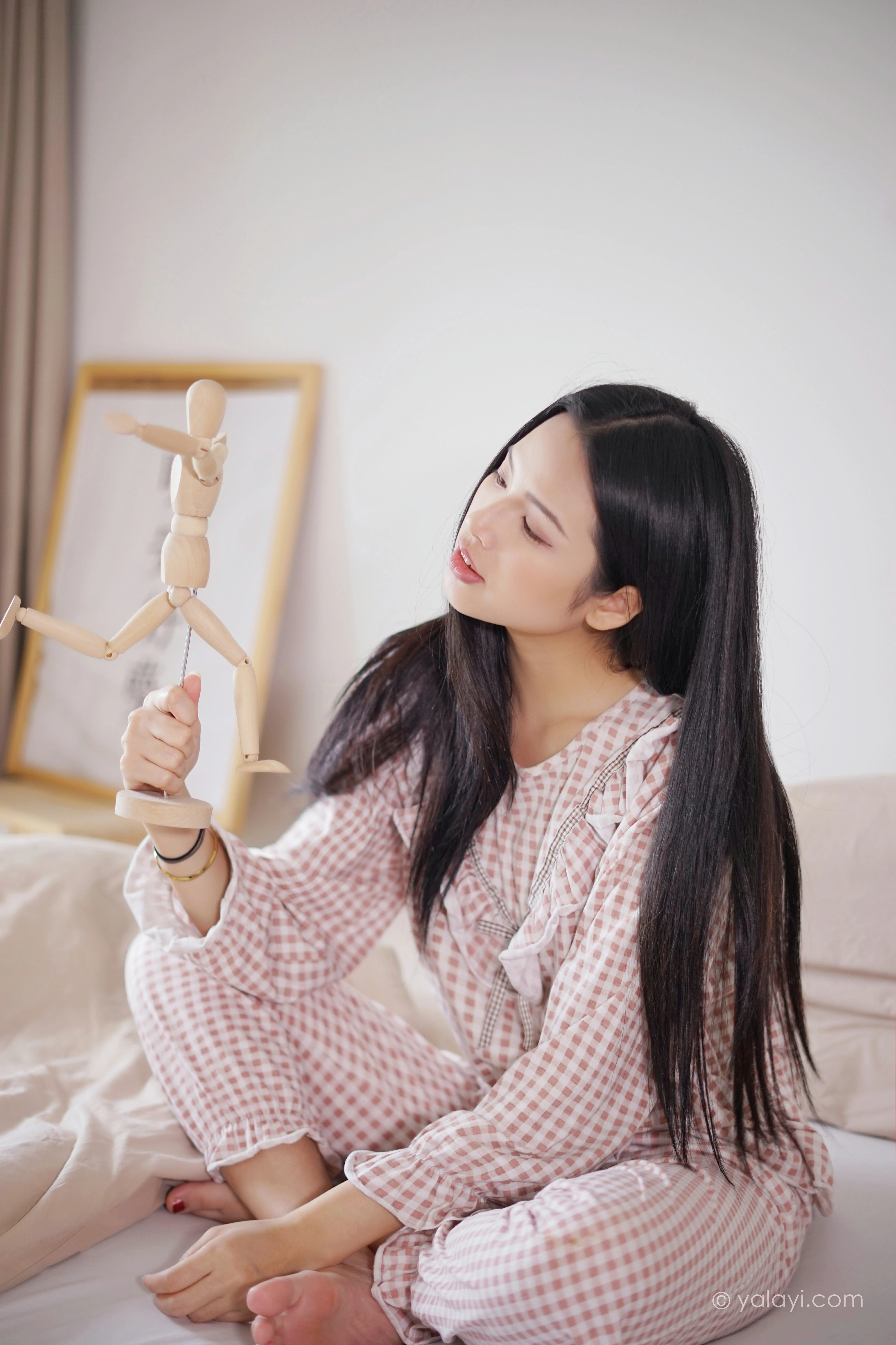 [YALAYI雅拉伊]NO.843 在家千日好 溪若 粉色睡衣加睡裤清纯可爱私房写真集第1张
