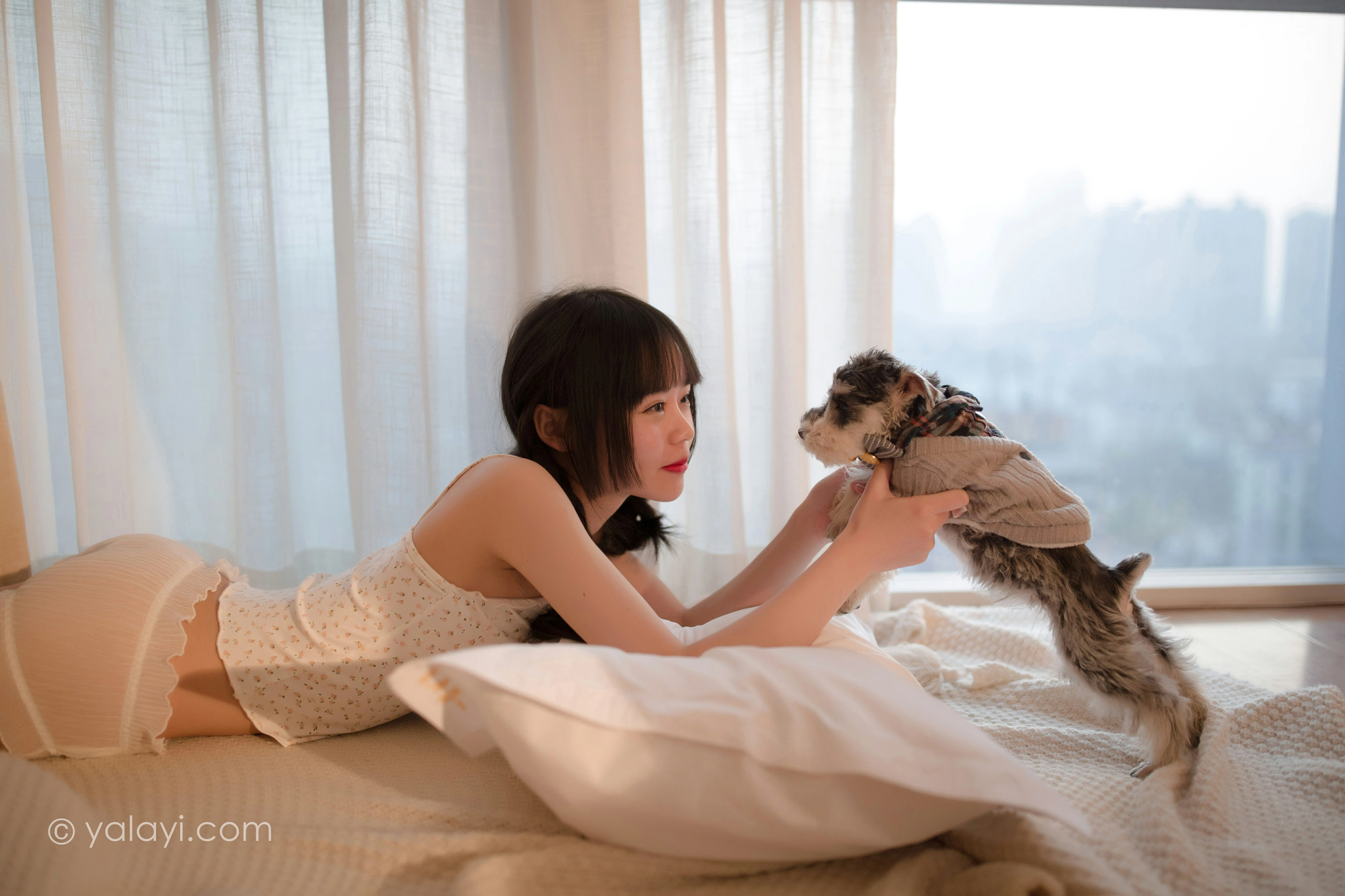 [YALAYI雅拉伊]NO.755 零零后少女 小乖 性感小背心与白色浴袍私房写真集第6张