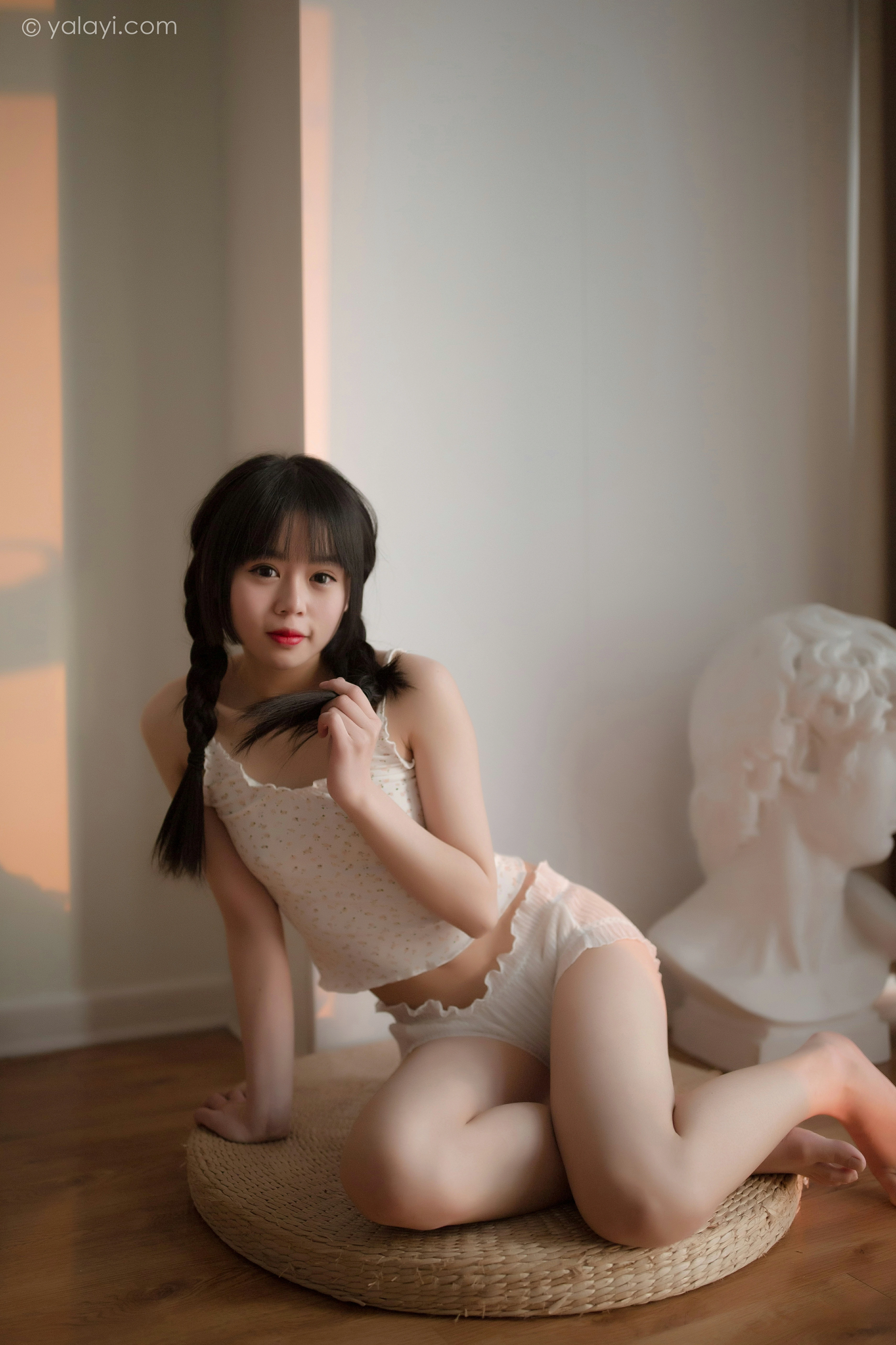 [YALAYI雅拉伊]NO.755 零零后少女 小乖 性感小背心与白色浴袍私房写真集第12张