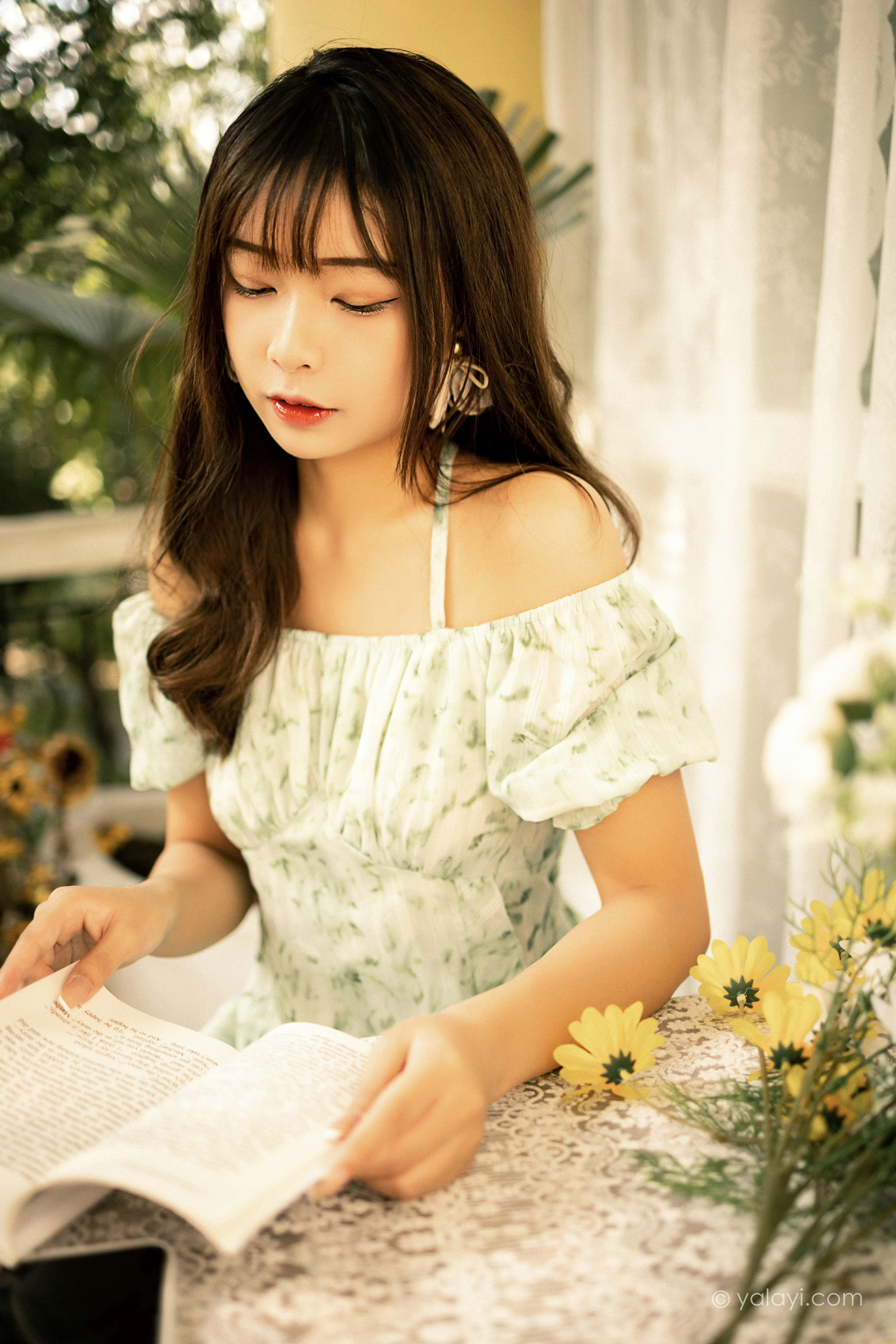 [YALAYI雅拉伊]NO.813 惬意时光 阿禾 白色碎花连衣裙公园写真集第7张