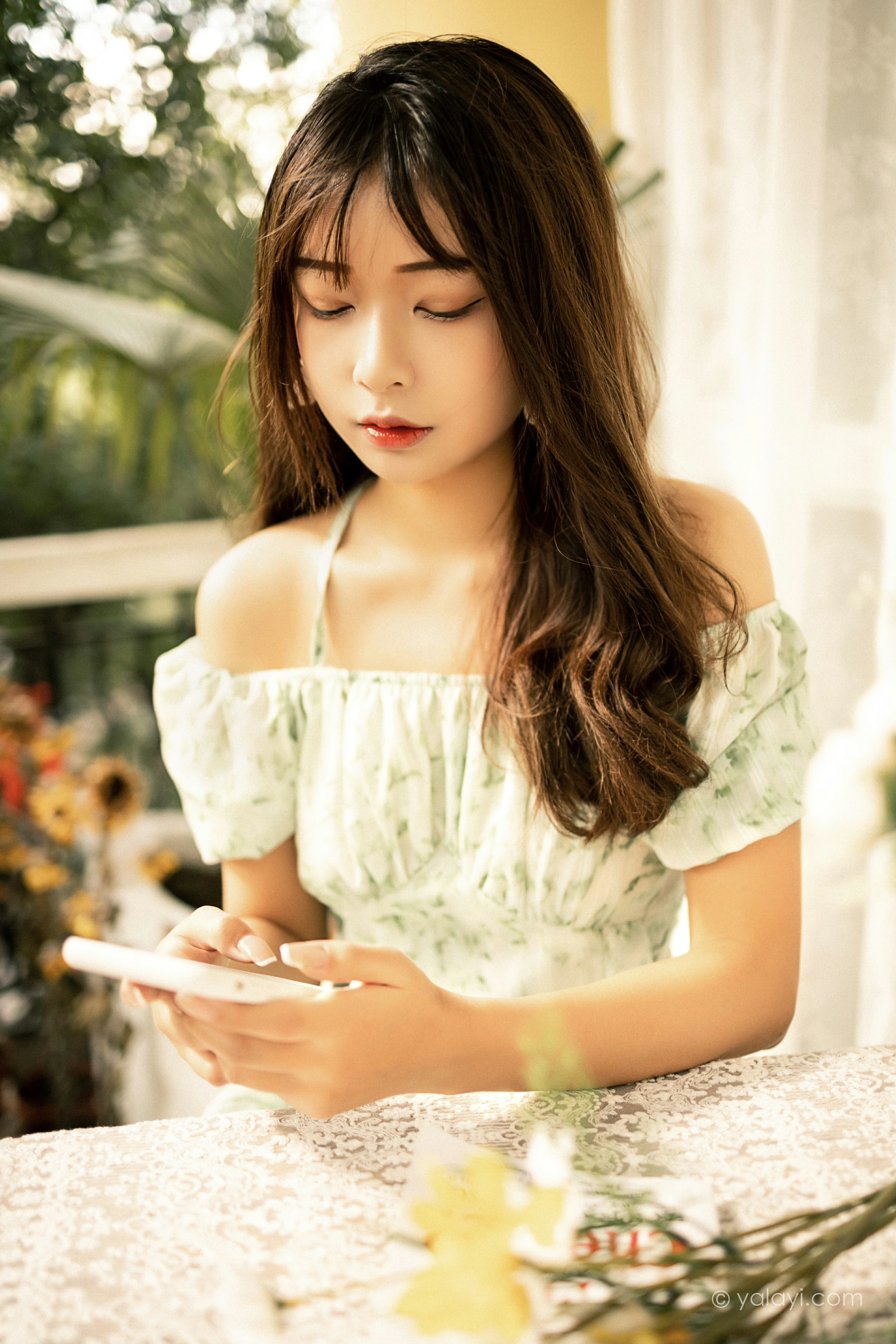 [YALAYI雅拉伊]NO.813 惬意时光 阿禾 白色碎花连衣裙公园写真集第8张