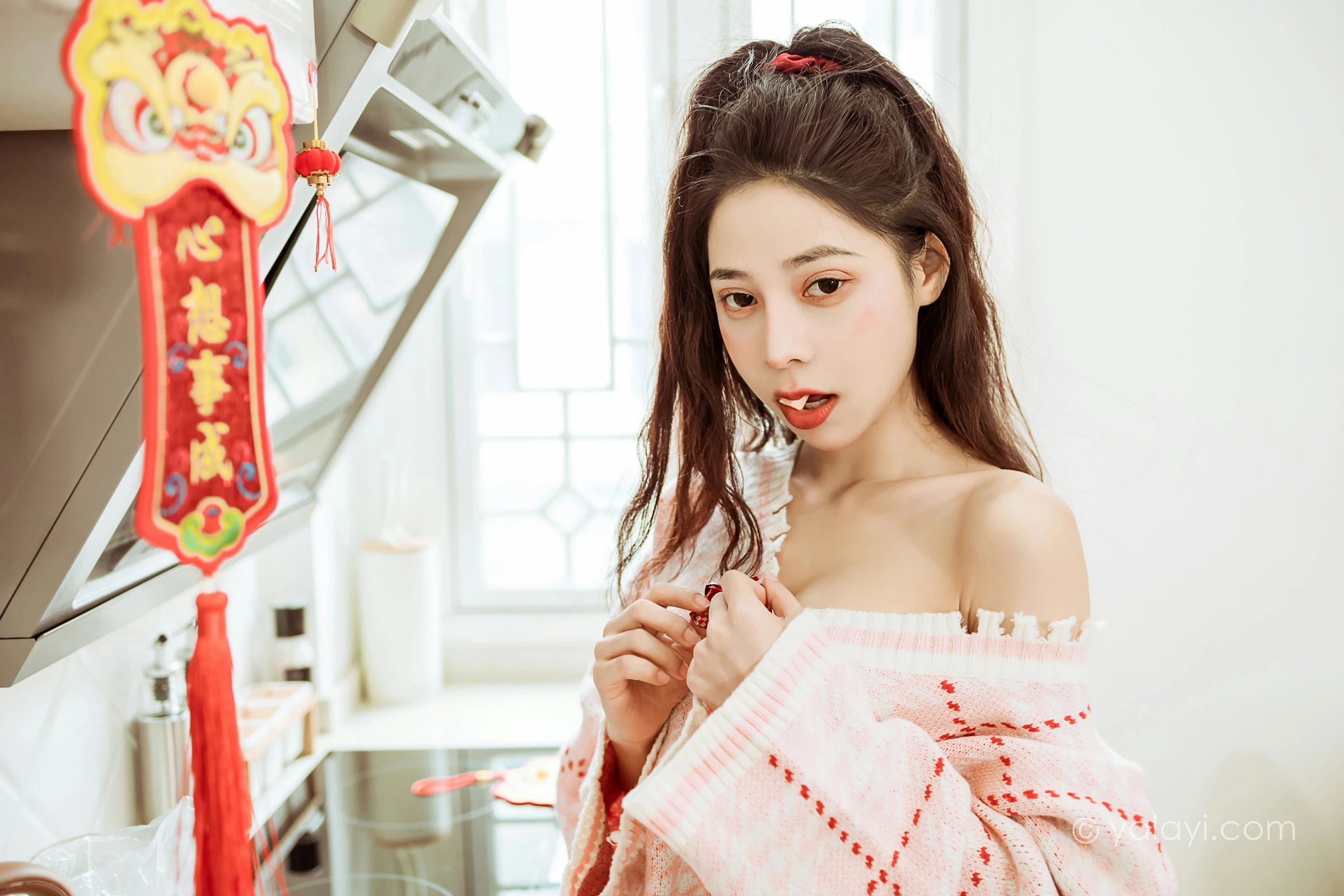 [YALAYI雅拉伊]2022.01.28 新的一年 诗咏 粉色镂空毛衣加白色短裙居家写真集第8张