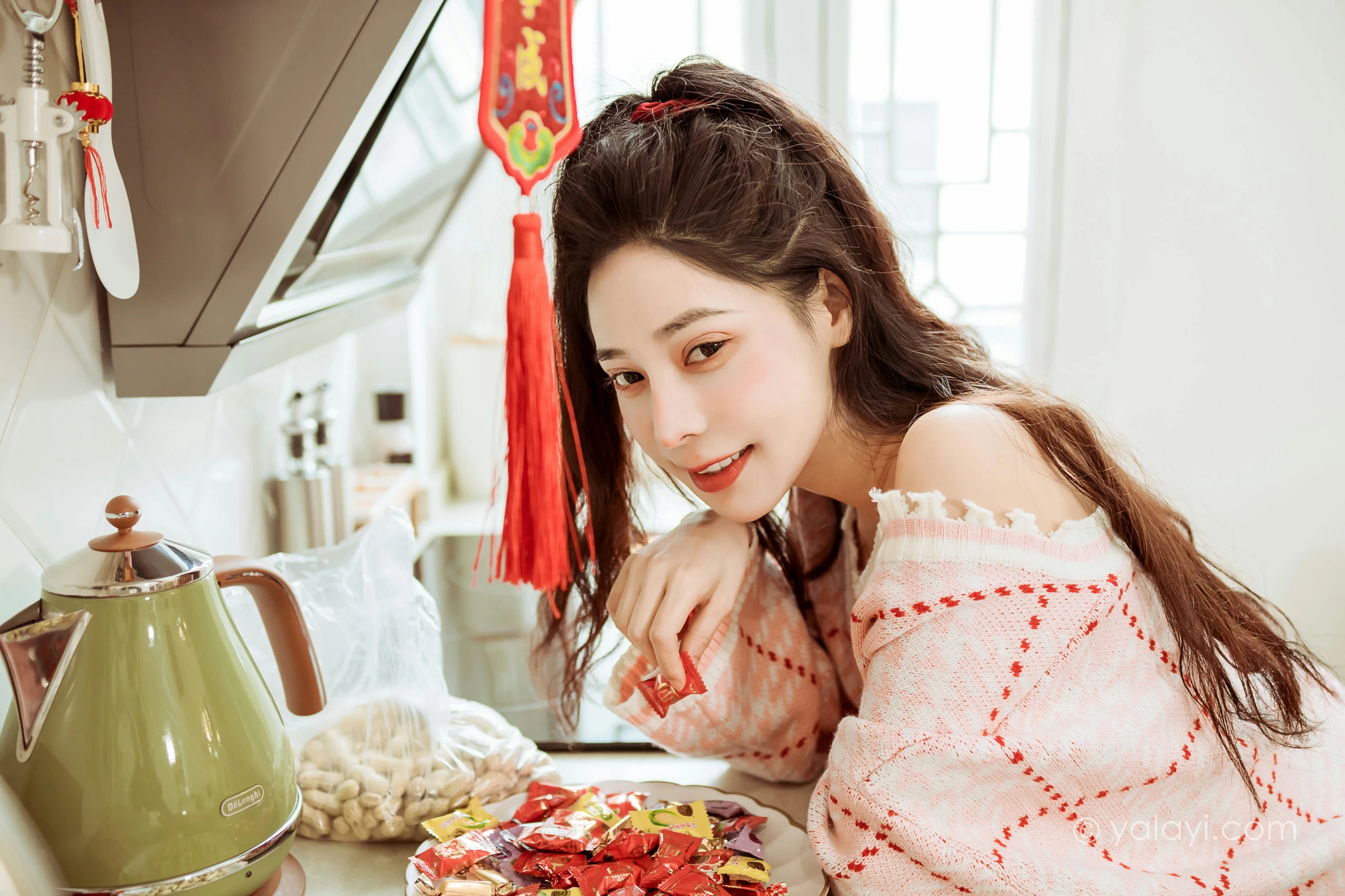 [YALAYI雅拉伊]2022.01.28 新的一年 诗咏 粉色镂空毛衣加白色短裙居家写真集第8张