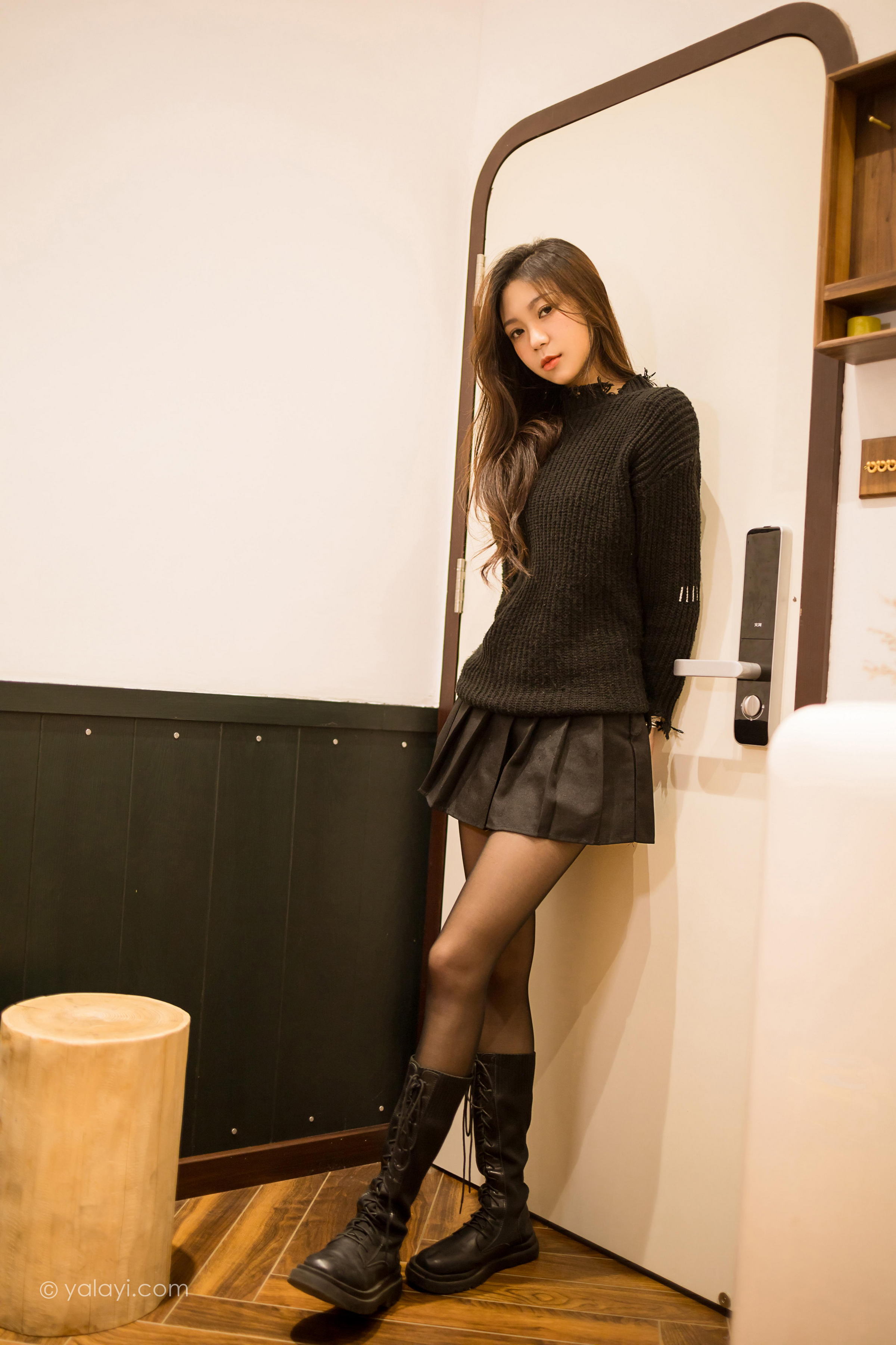 [YALAYI雅拉伊]2022.04.12 成长 梓瑶 黑色毛衣与短裙加黑丝美腿性感私房写真集第9张