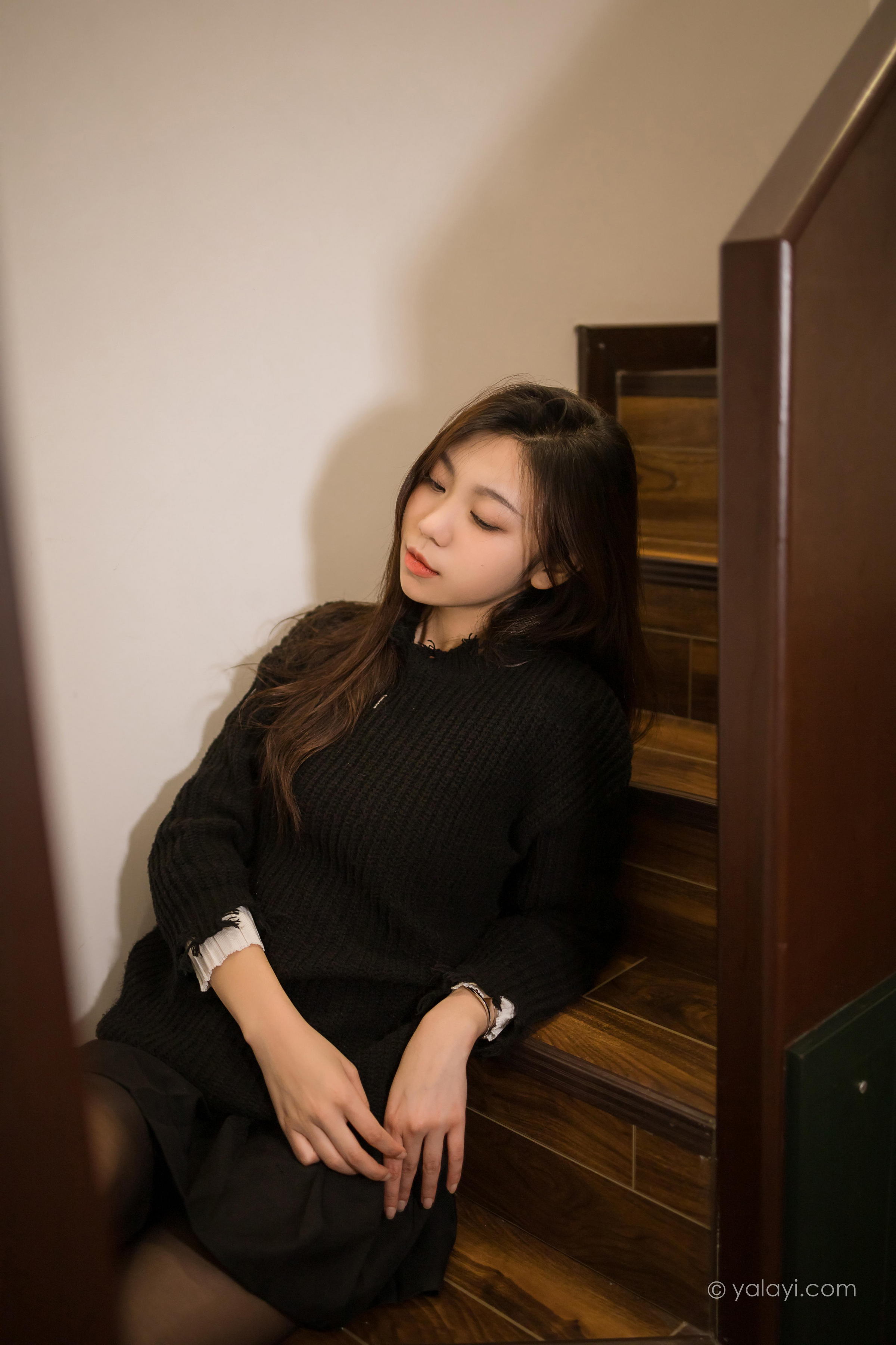[YALAYI雅拉伊]2022.04.12 成长 梓瑶 黑色毛衣与短裙加黑丝美腿性感私房写真集第12张